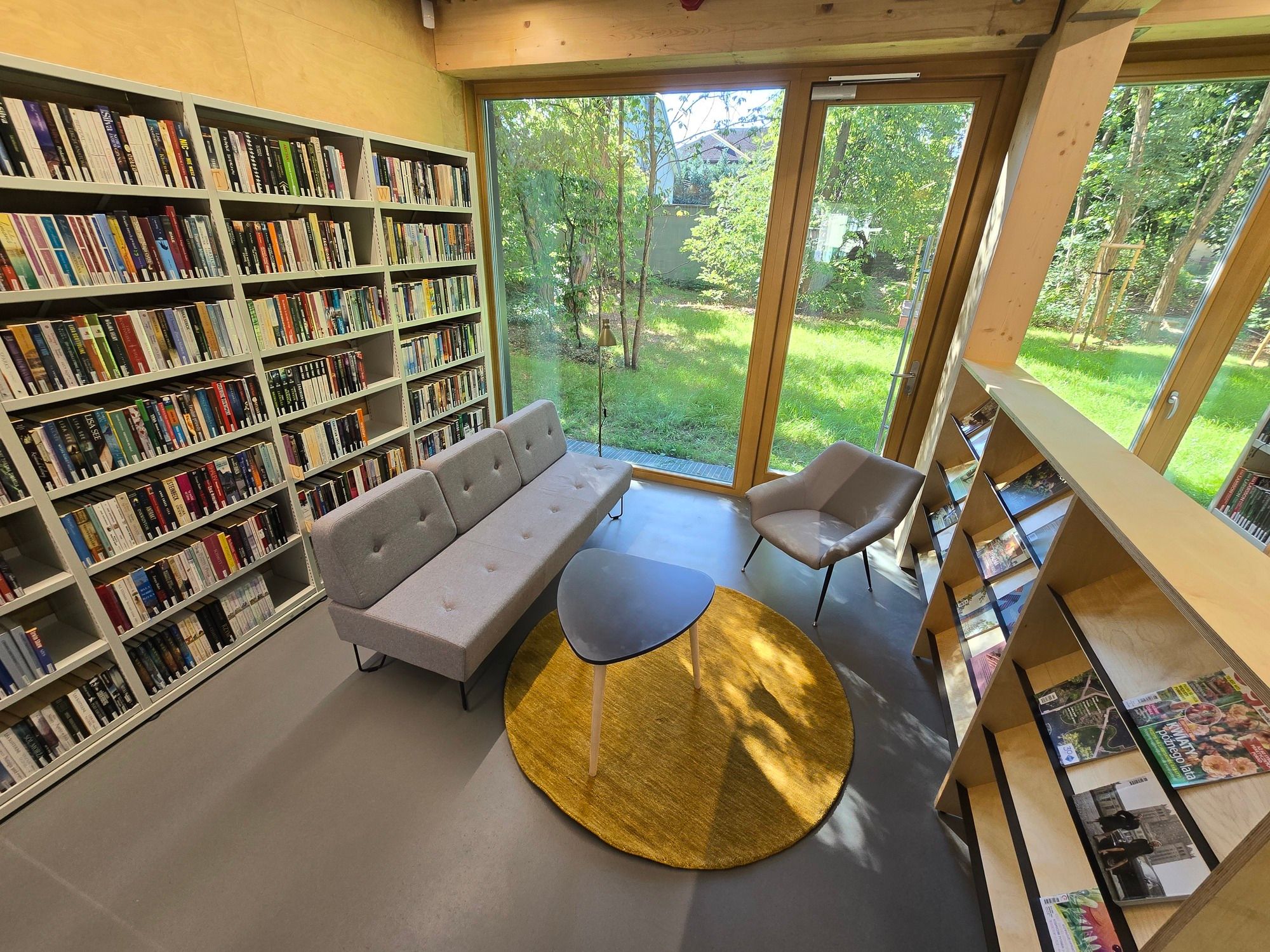 Biblioteka z oknem wychodzącym na ogród
