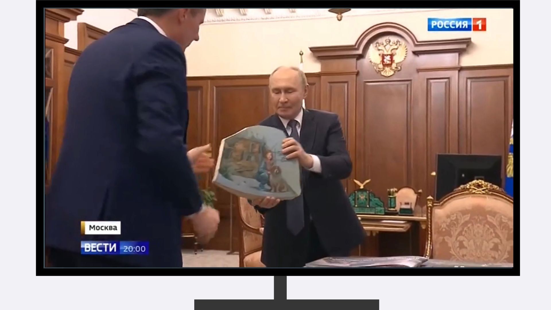 Grafika: w ramce telewizora screen z Putinem trzymającym obraz namalowany na grubej skorupie