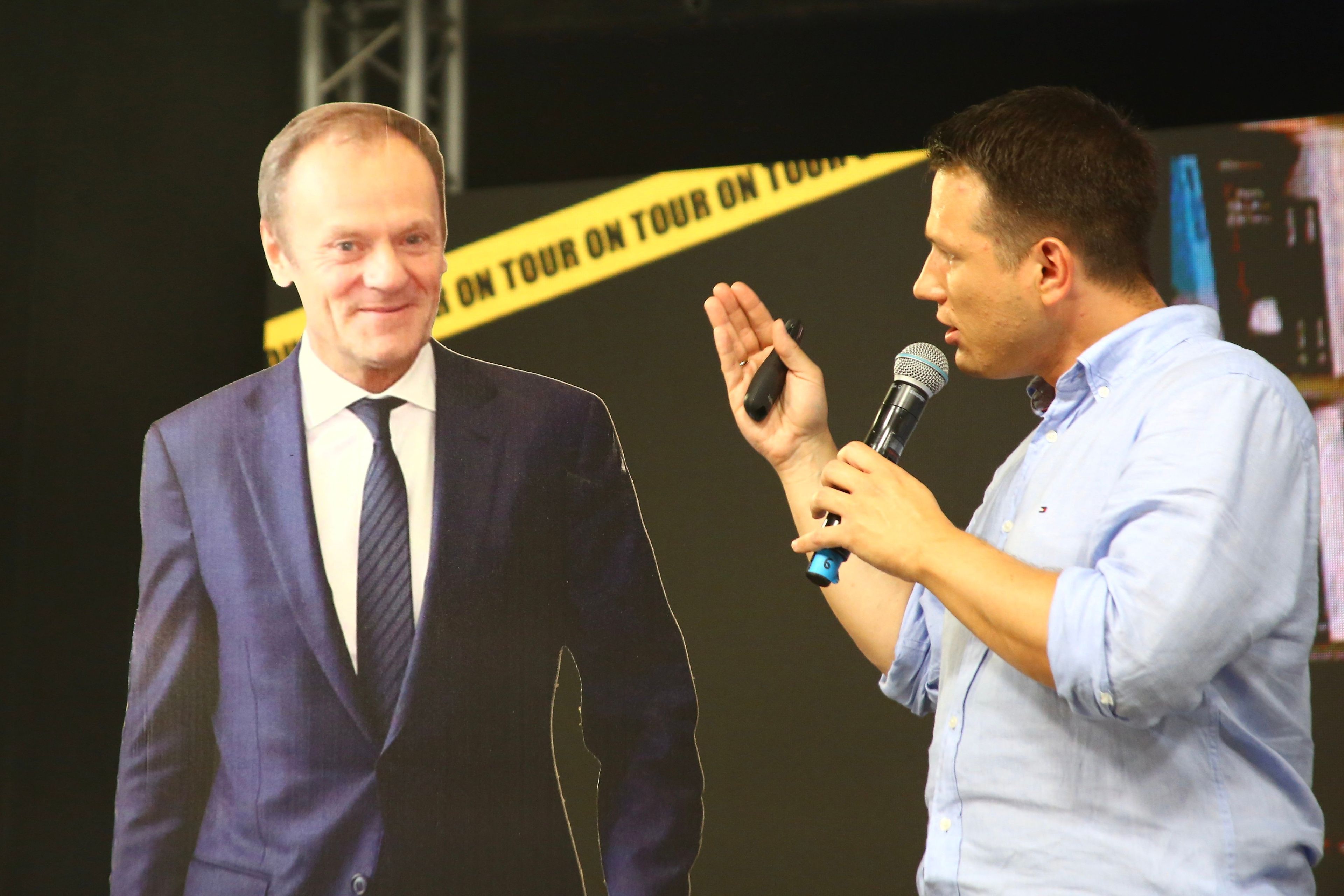 Tekturowa podobizna premiera Tuska i Sławomir Mentzen