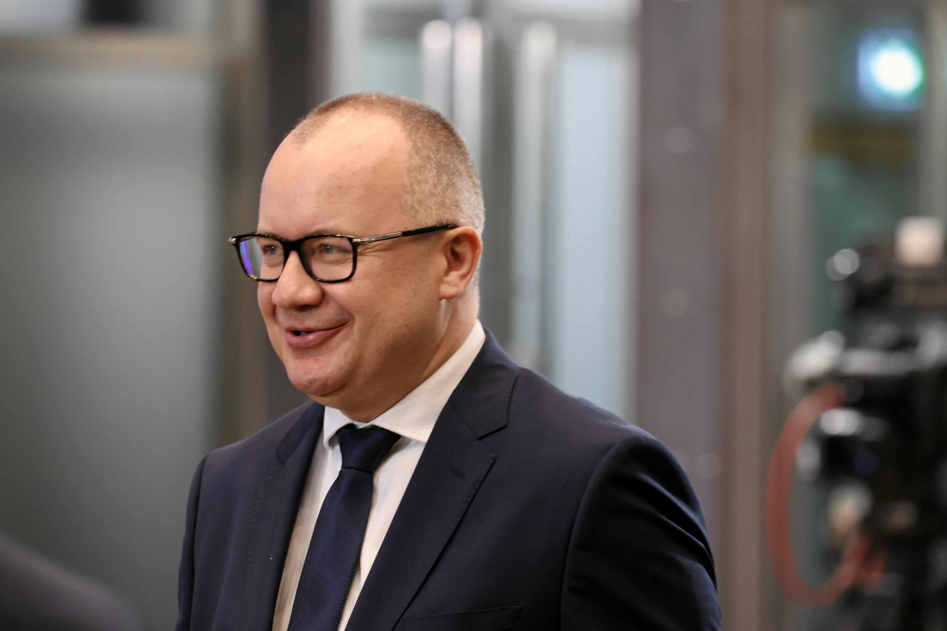 Łysiejący 40-latek w okularach.