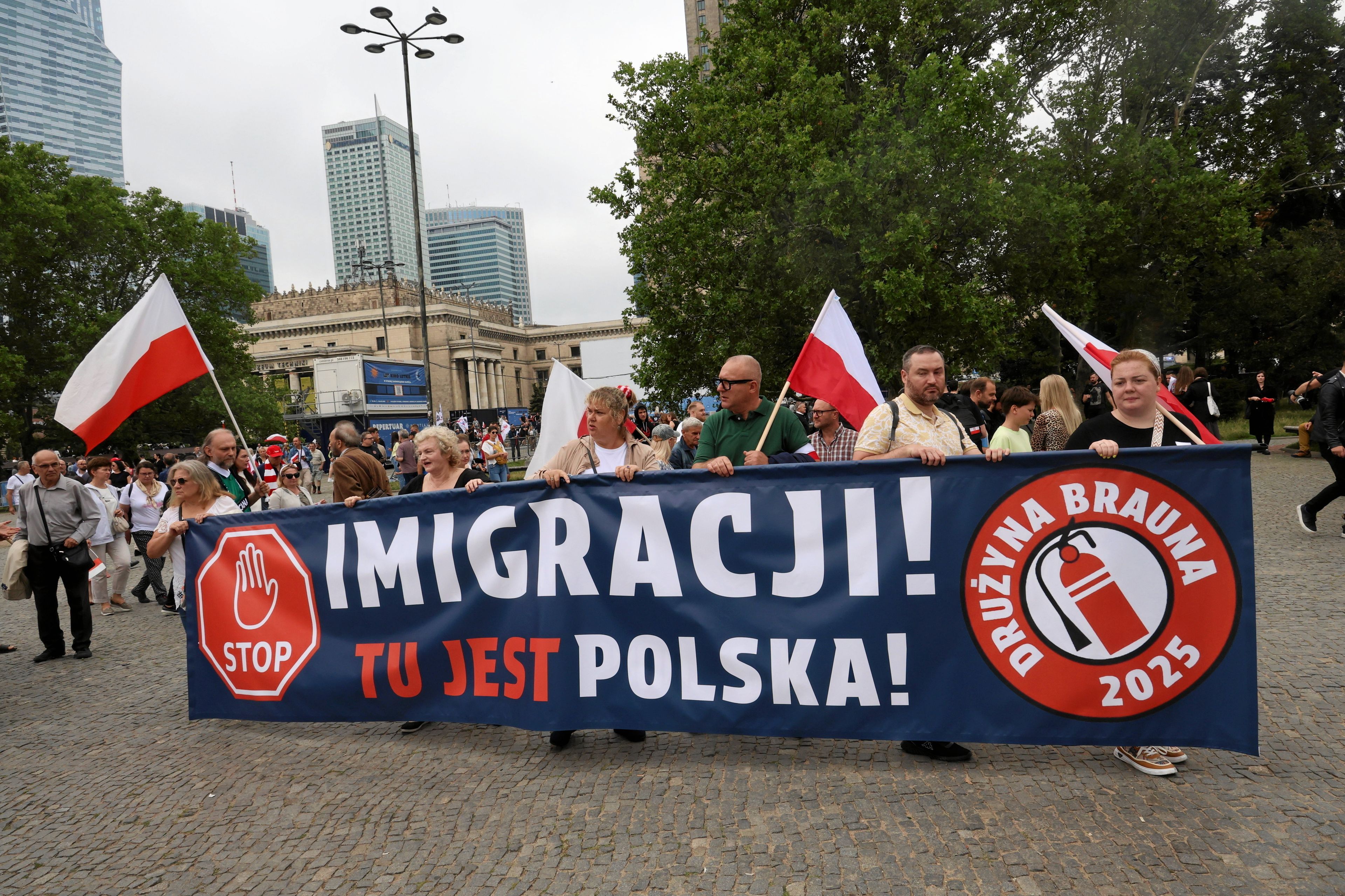 19.07.2025 Warszawa . Marsz pod haslem  Stop imigrantom  , organizowany przez Ruch Obrony Granic , wspierany przez politykow Konfederacji . Trasa : pasaz Wislawy Szyborskiej do pomnika Mikolaja Kopernika . 
Fot. Robert Kowalewski / Agencja Wyborcza.pl