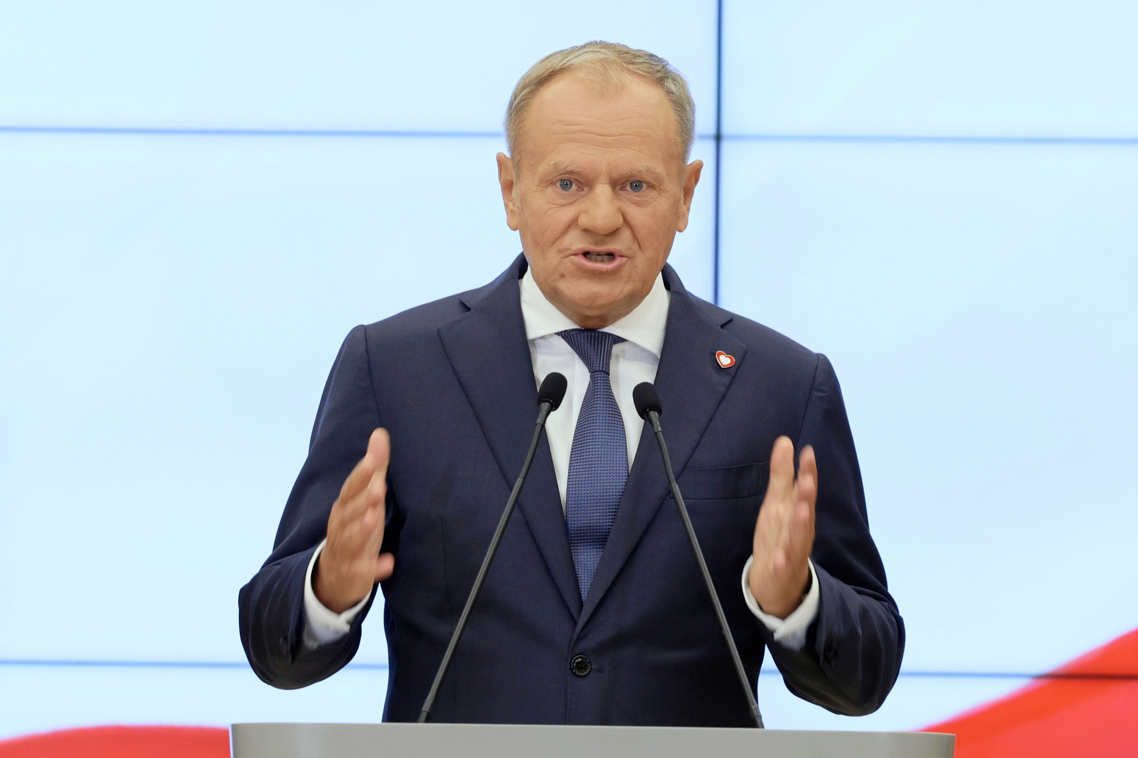 Premier Donald Tusk gestykuluje na mównicy