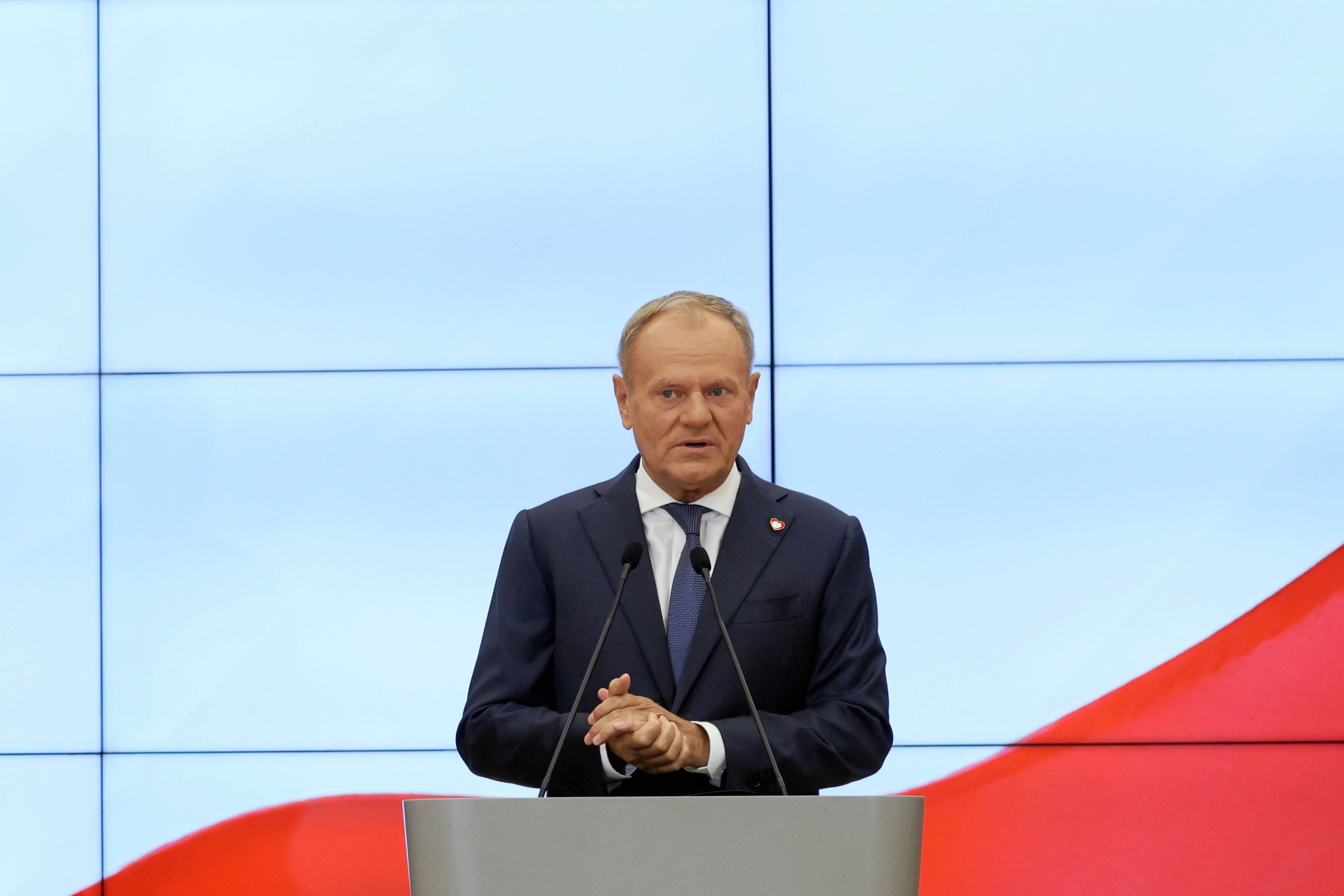 Donald Tusk przemawia za pulpitem