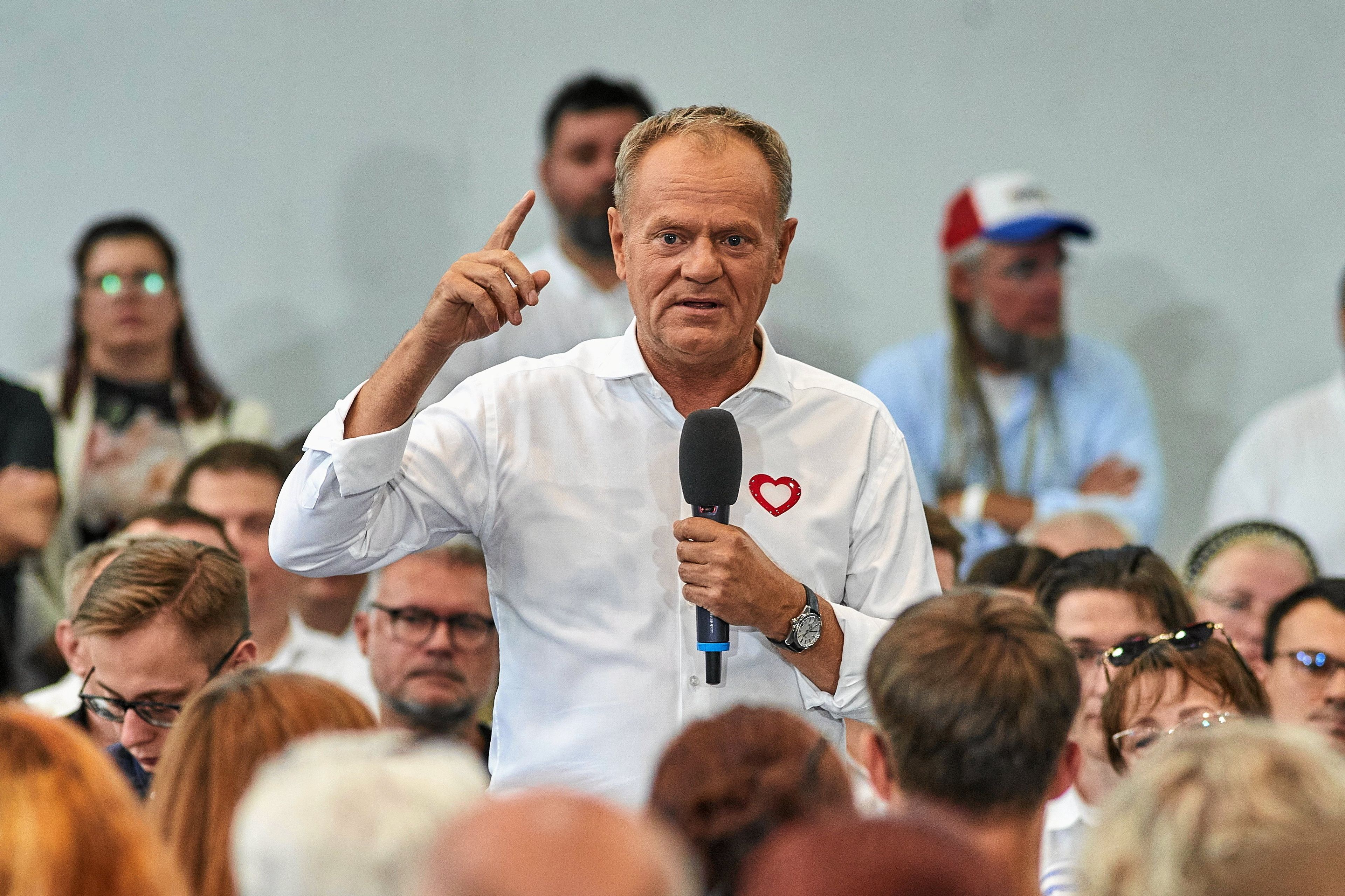 26.07.2025 Pabianice kolo Lodzi . Premier RP Donald Tusk podczas spotkania z mieszkancami Pabianic .
Fot. Tomasz Stanczak / Agencja Wyborcza.pl