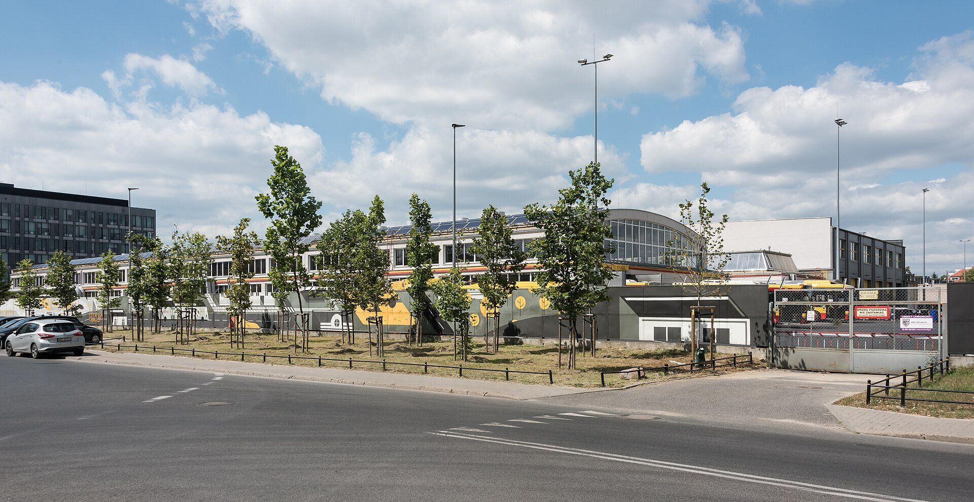 Duży hangar pokryty panelami słonecznymi