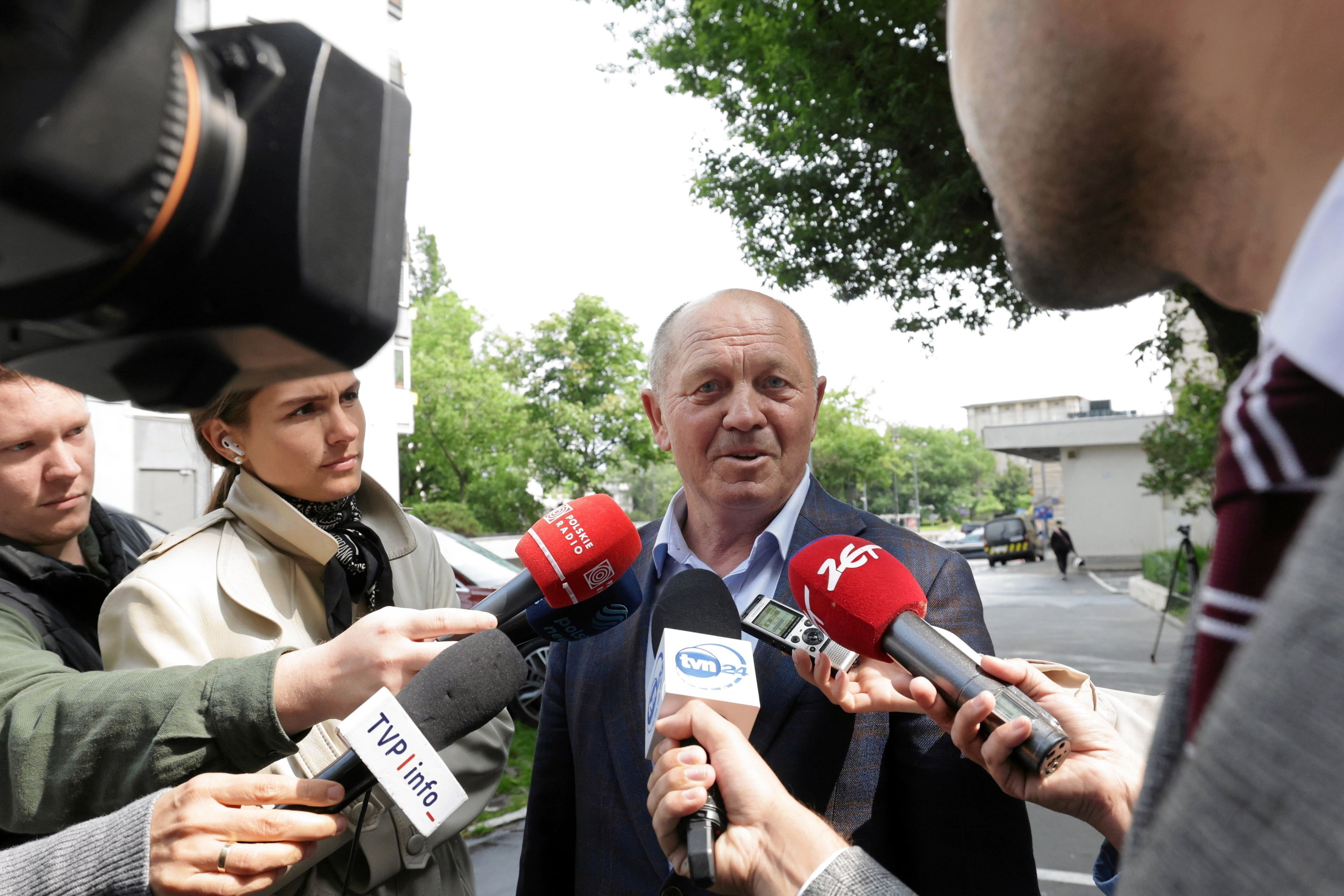 09.06.2025 Warszawa , ulica Smolna , siedziba partii Polskie Stronnictwo Ludowe , posel PSL-TD Marek Sawicki podczas wypowiedzi dla mediow w drodze na posiedzenie klubu PSL-TD . Spotkanie poswiecone bedzie srodowemu glosowaniu w sprawie wotum zaufania dla rzadu .
Fot . Kuba Atys / Agencja Wyborcza.pl