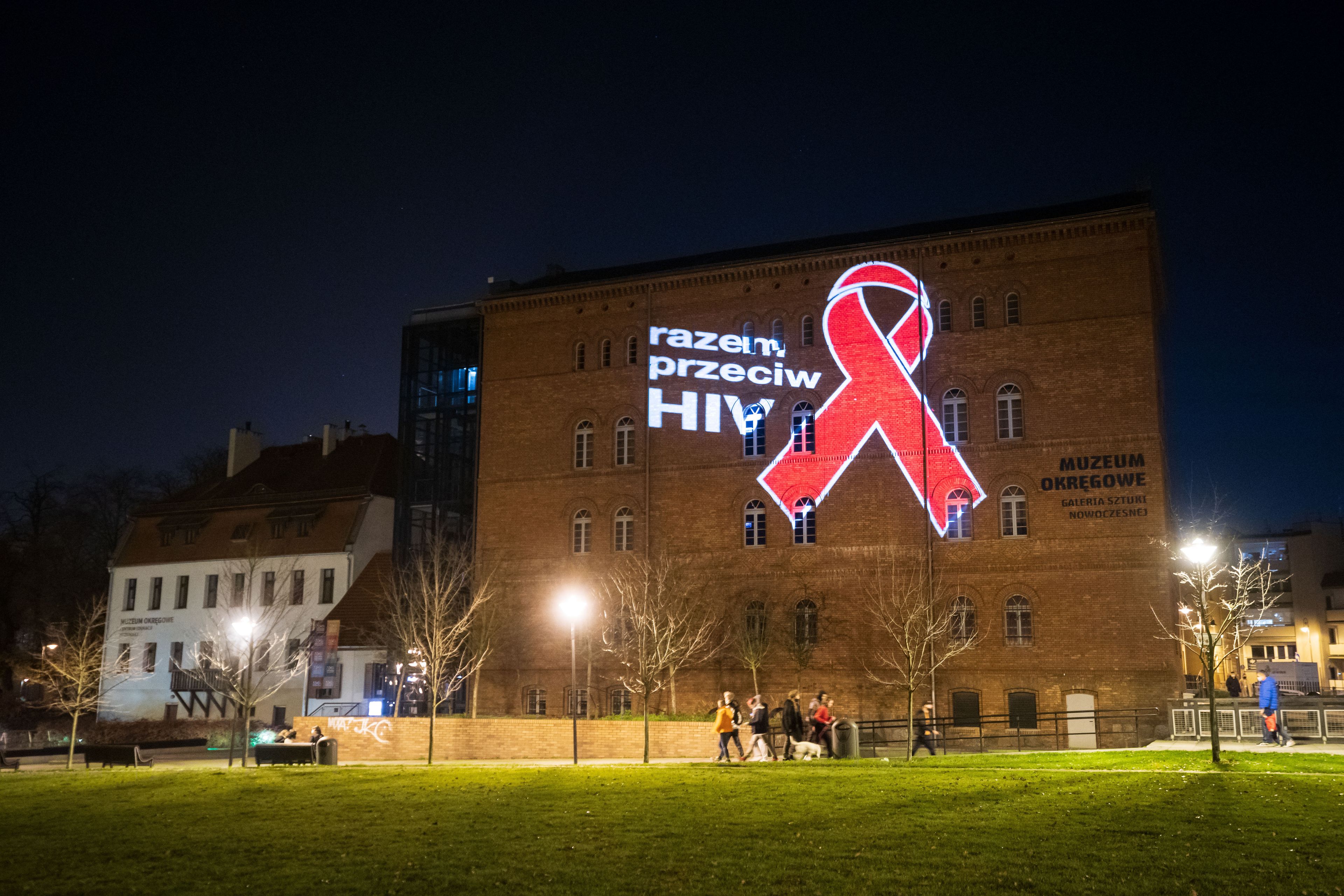 15.11.2020 Bydgoszcz . Akcja "Razem przeciw HIV" zorganizowana przed zblizajacym sie Europejskim Tygodniem Testowania na HIV i HCV oraz Swiatowym Dniem AIDS przez Polska Fundacje Pomocy Humanitarnej Res Humanae oraz Gilead Sciences . 
Fot. Roman Bosiacki / Agencja Wyborcza.pl