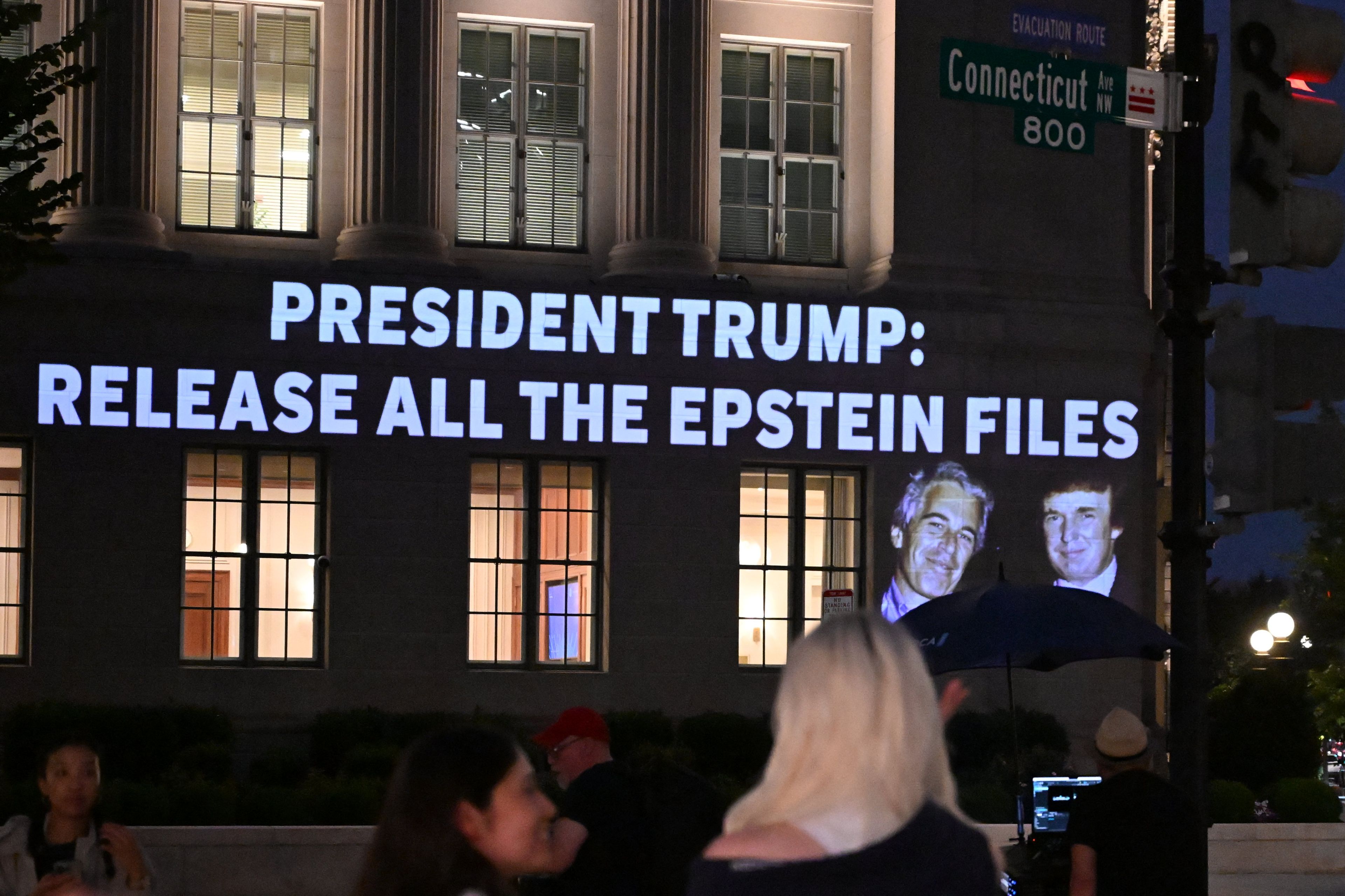 Noc. Napis wyświetlany na ścianie budynku: "President Trump: release all the Epstein files"