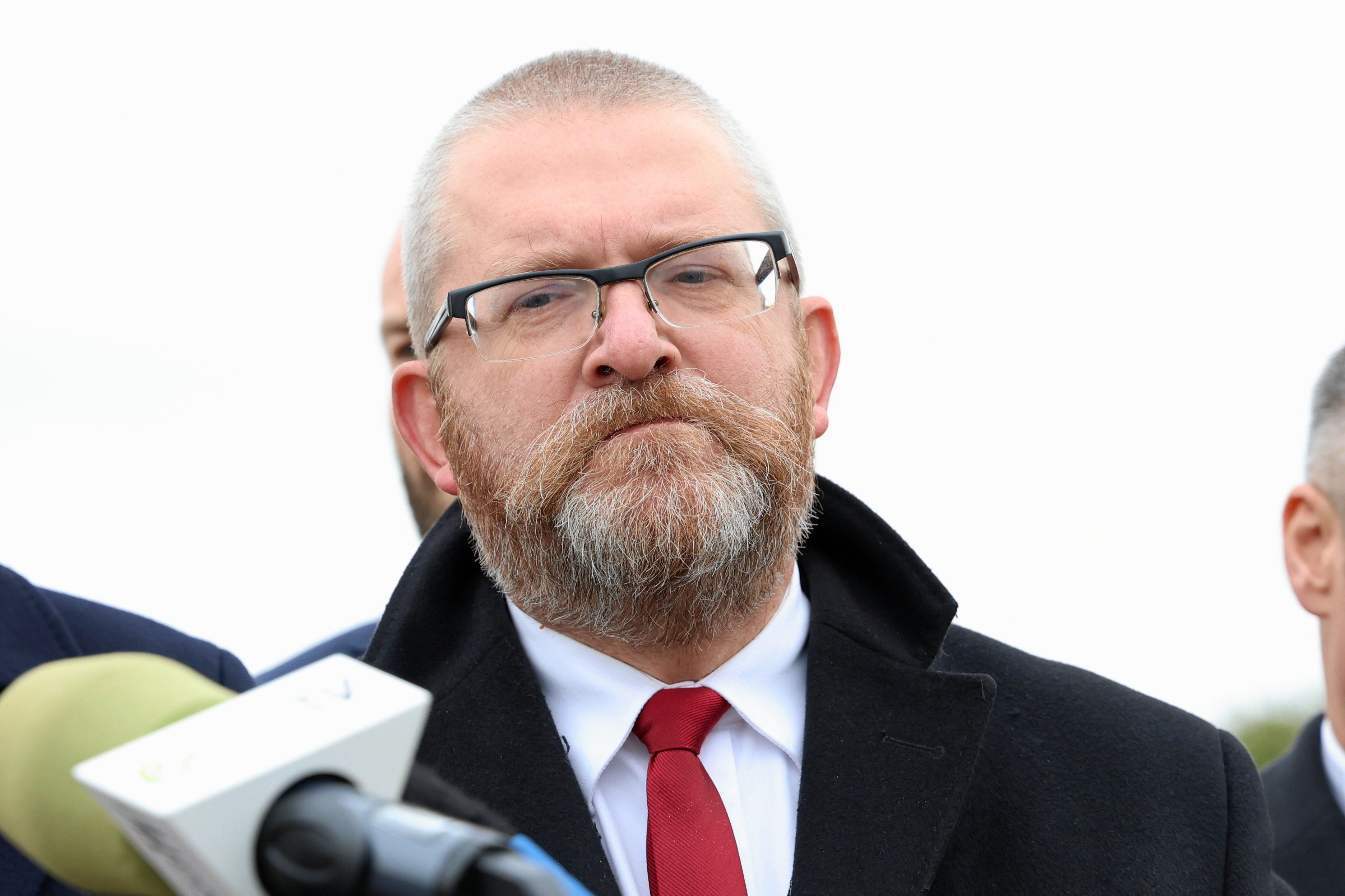 Mężczyzna krótko ostrzyżony z siwą bródką, w okularach