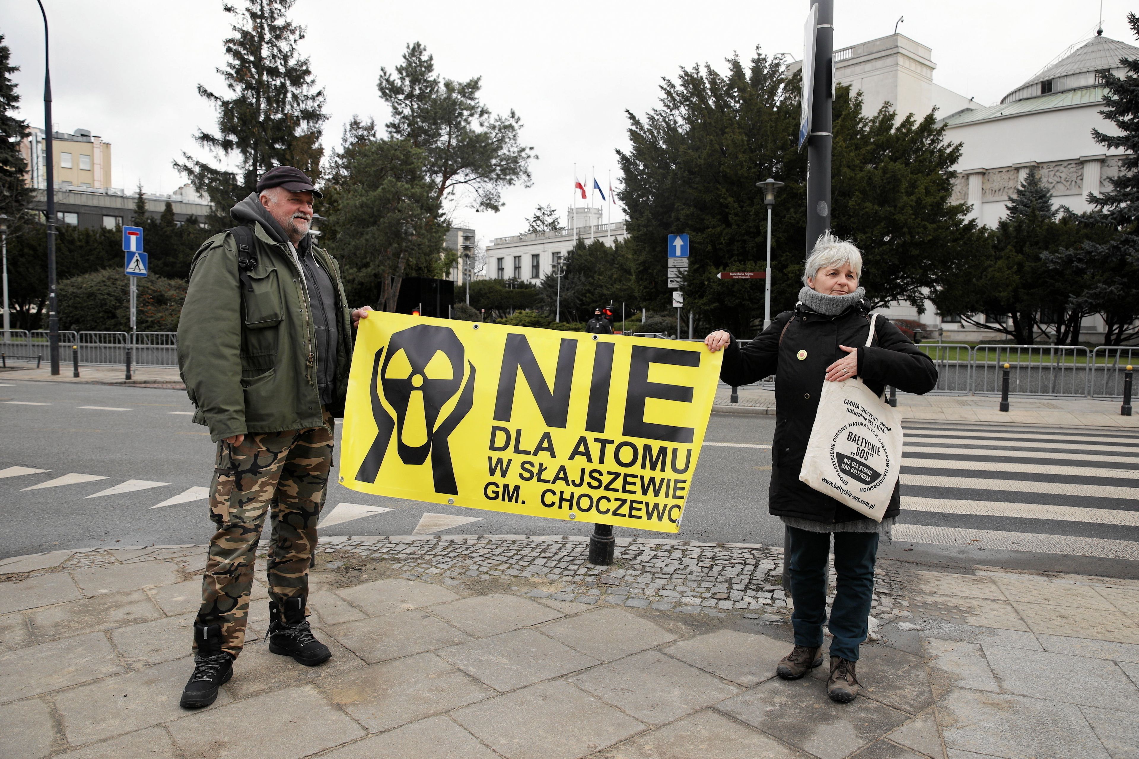 31.01.2023 Warszawa ul. Wiejska , pod Sejmem . Konferencja prasowa " Wspolna strategia transformacji energetycznej . Czy potrzeba nam atomu ? "
Fot. Dawid Zuchowicz / Agencja Wyborcza.pl