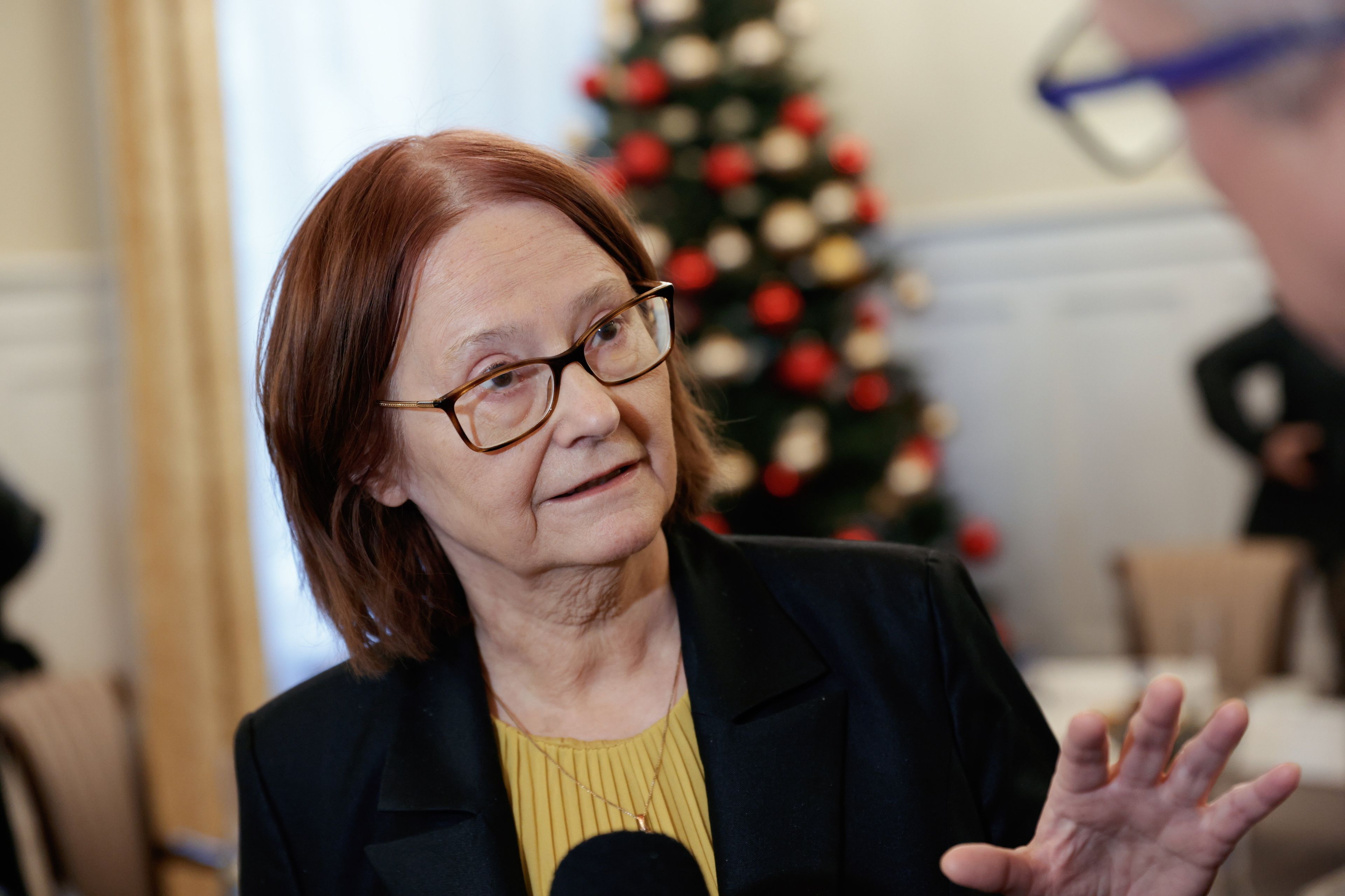 Kobieta w okulrach odpowiada na pytania