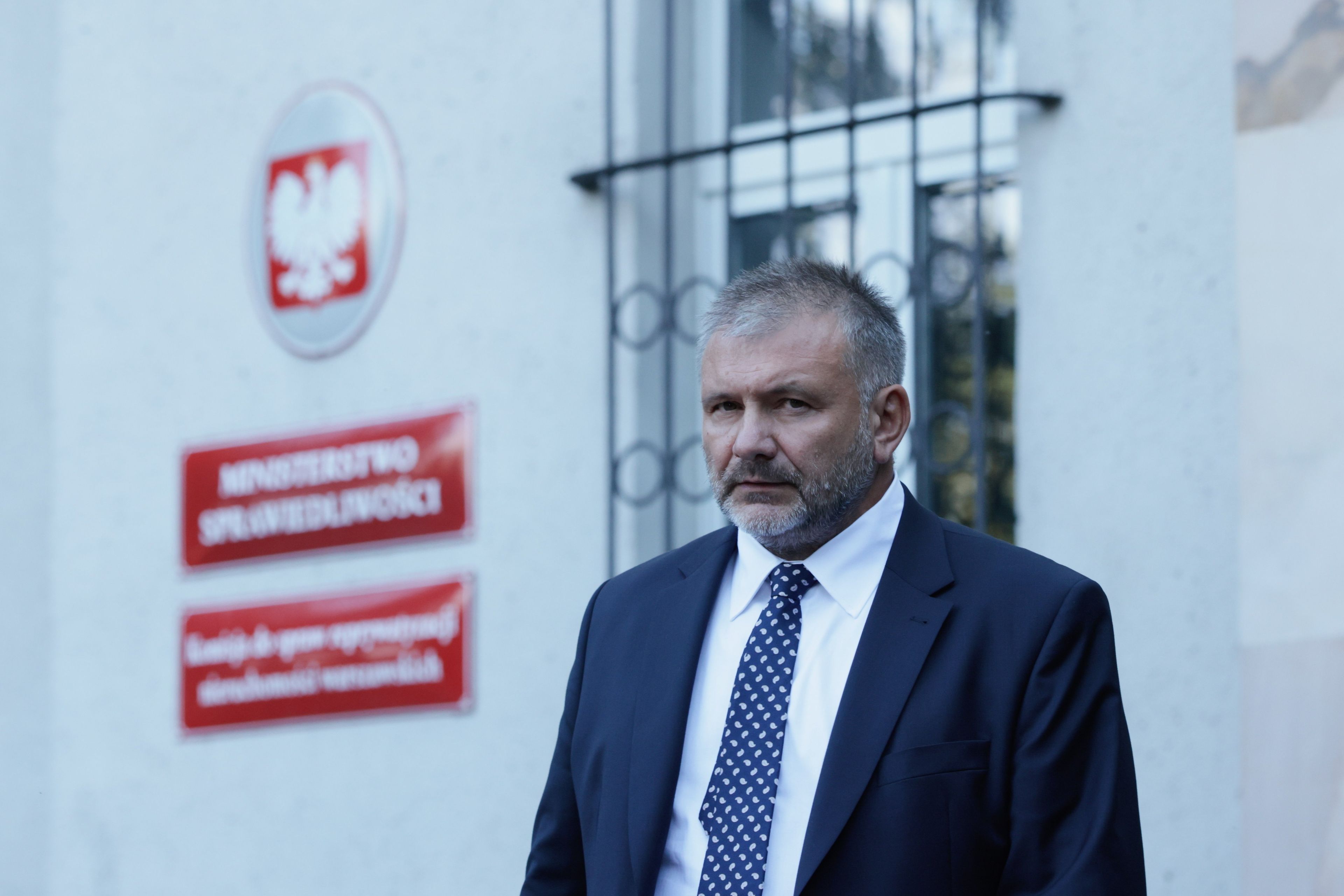 Minister Żurek przed budynkiem ministerstwa