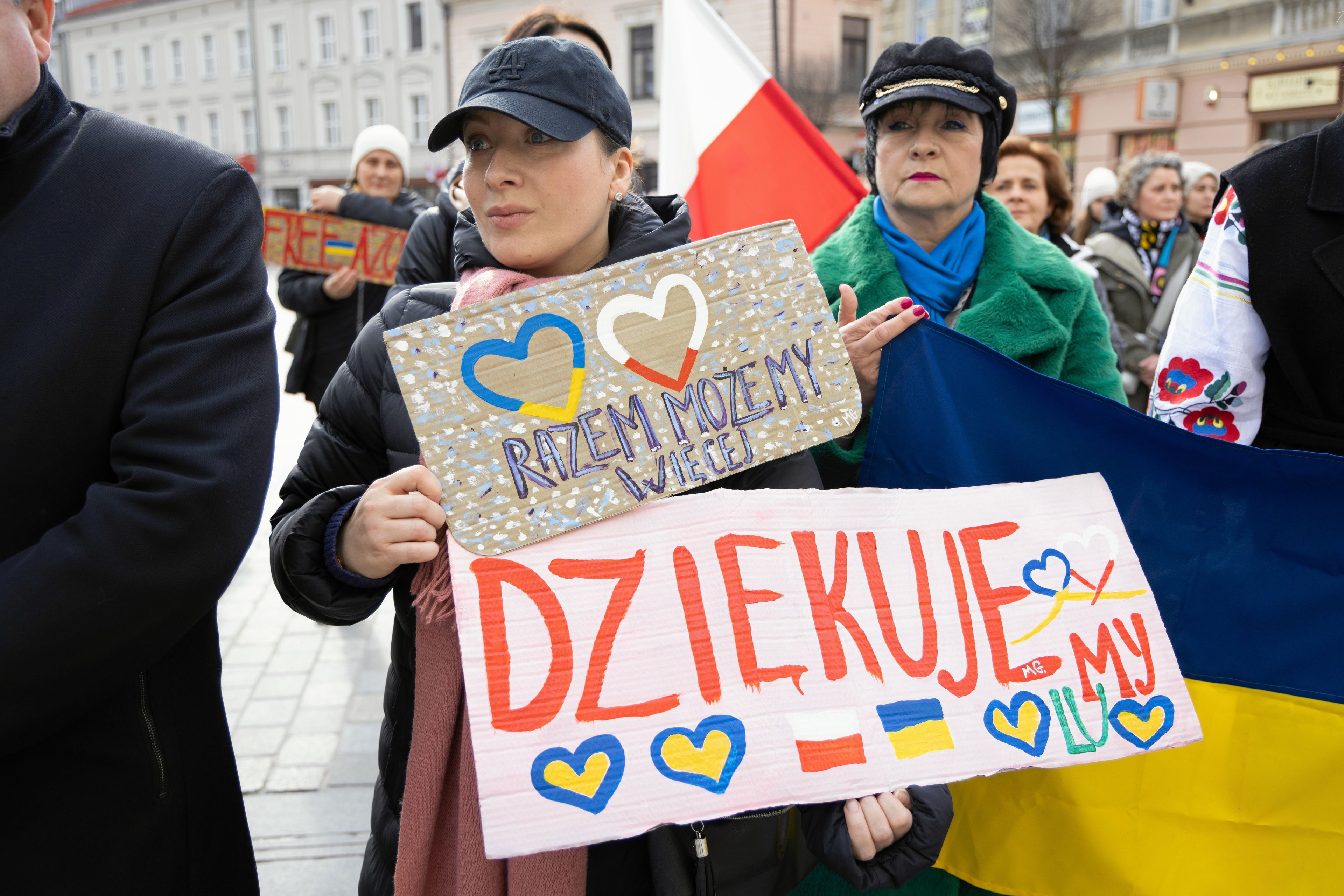 Na zdjęciu są dwie kobiety, trzymają plakaty z napisami "Razem możemy więcej", i „Dziękujemy"