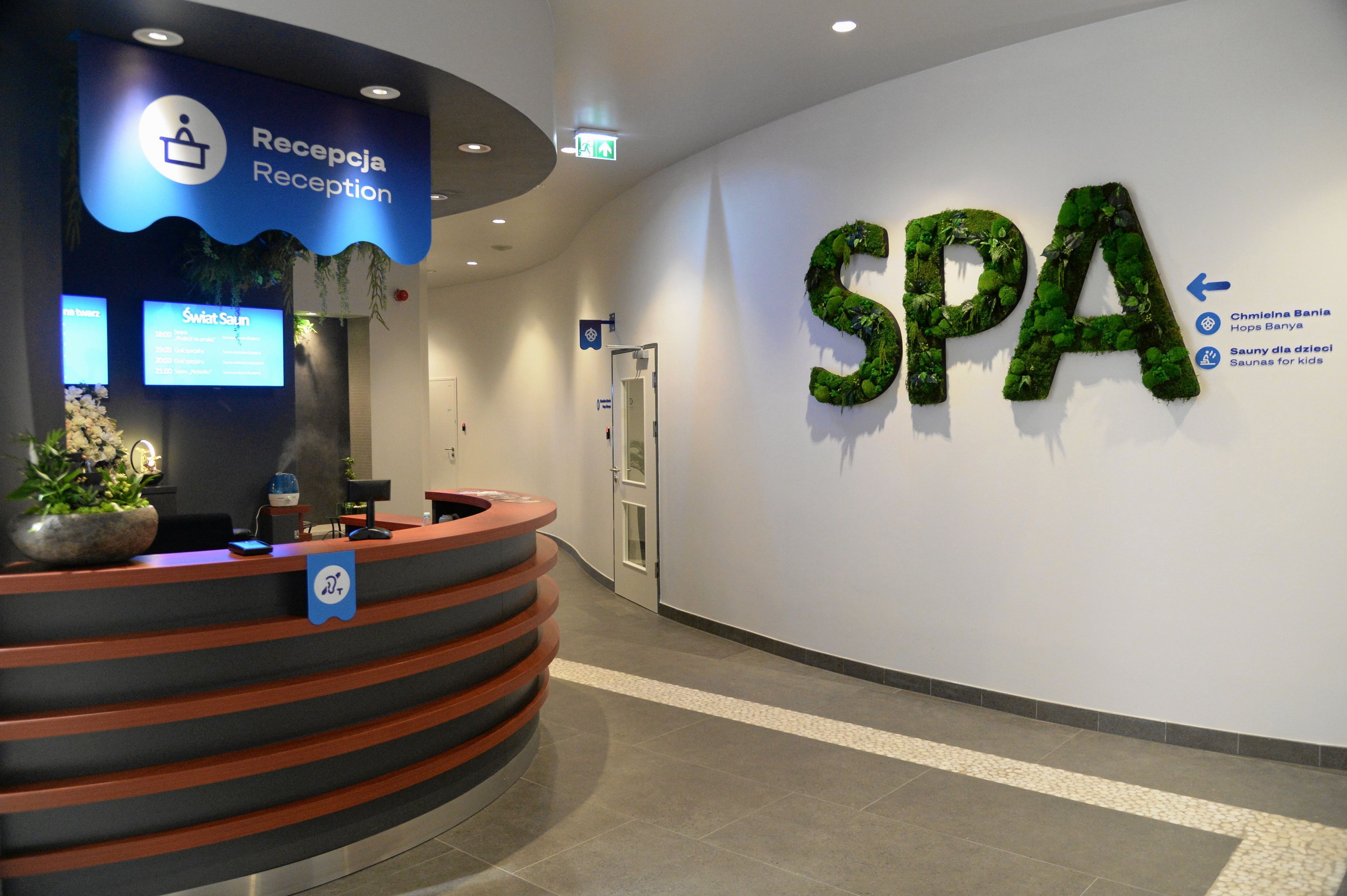 recepcja Spa, na ścianie napis SPA