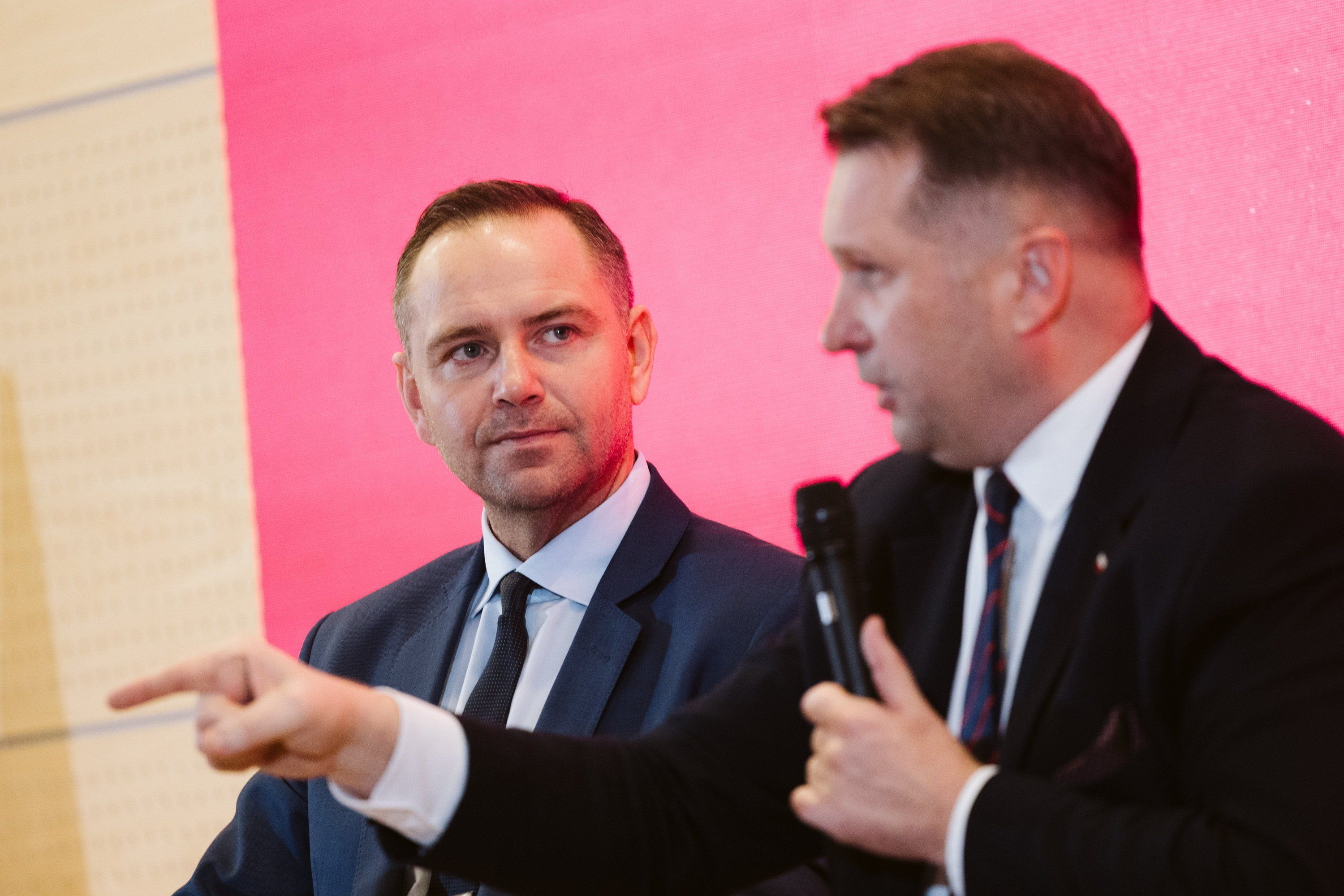 Karol Nawrocki i Przemysław Czarnek - dwaj męzczyźni w garniturach. Czarnek mówi, Nawrocki słucha