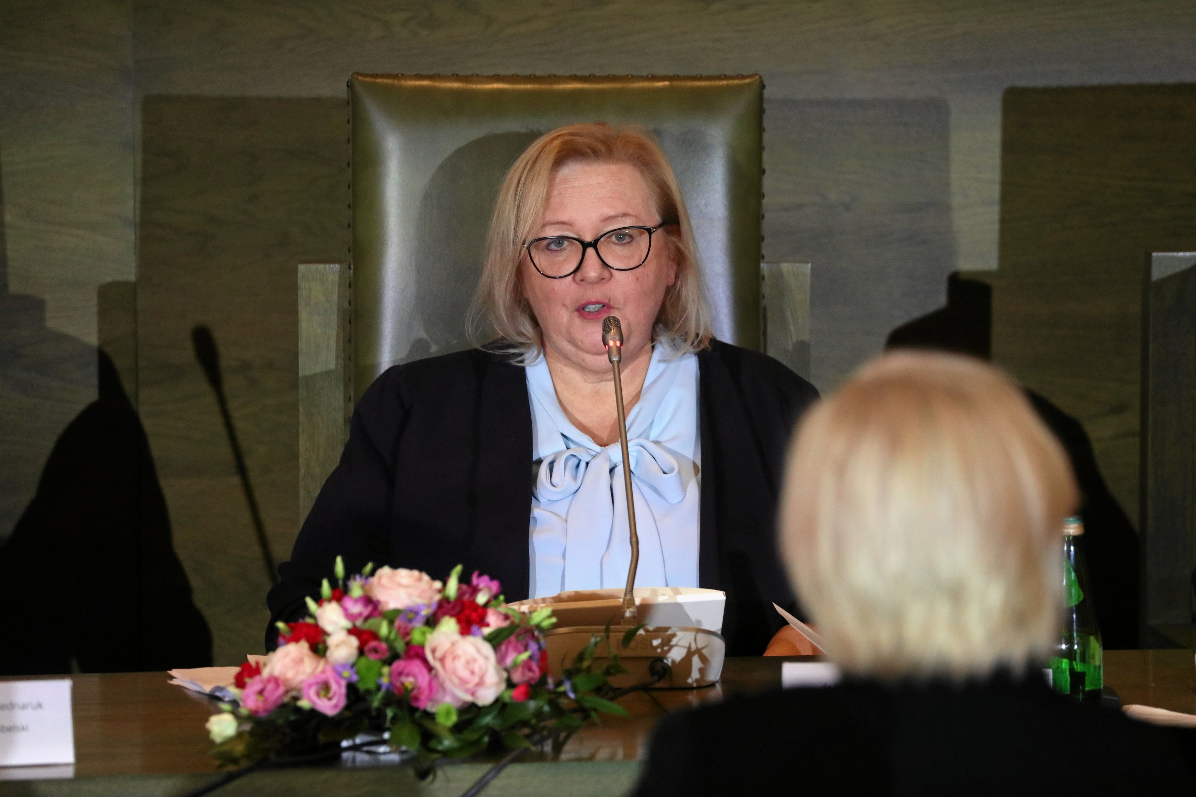 10.10.2024 Warszawa , Sad Najwyzszy . Pierwsza Prezes Sadu Najwyzszego Malgorzata Manowska podczas konferencji naukowej pt.  Lavoro pericoloso. O pracy sedziego " .  Tematem konferencji sa wyzwania sluzby sedziowskiej . Konferencje zorganizowano we wspolpracy z sedziami i naukowcami z Wloch .
Fot. Slawomir Kaminski / Agencja Wyborcza.pl