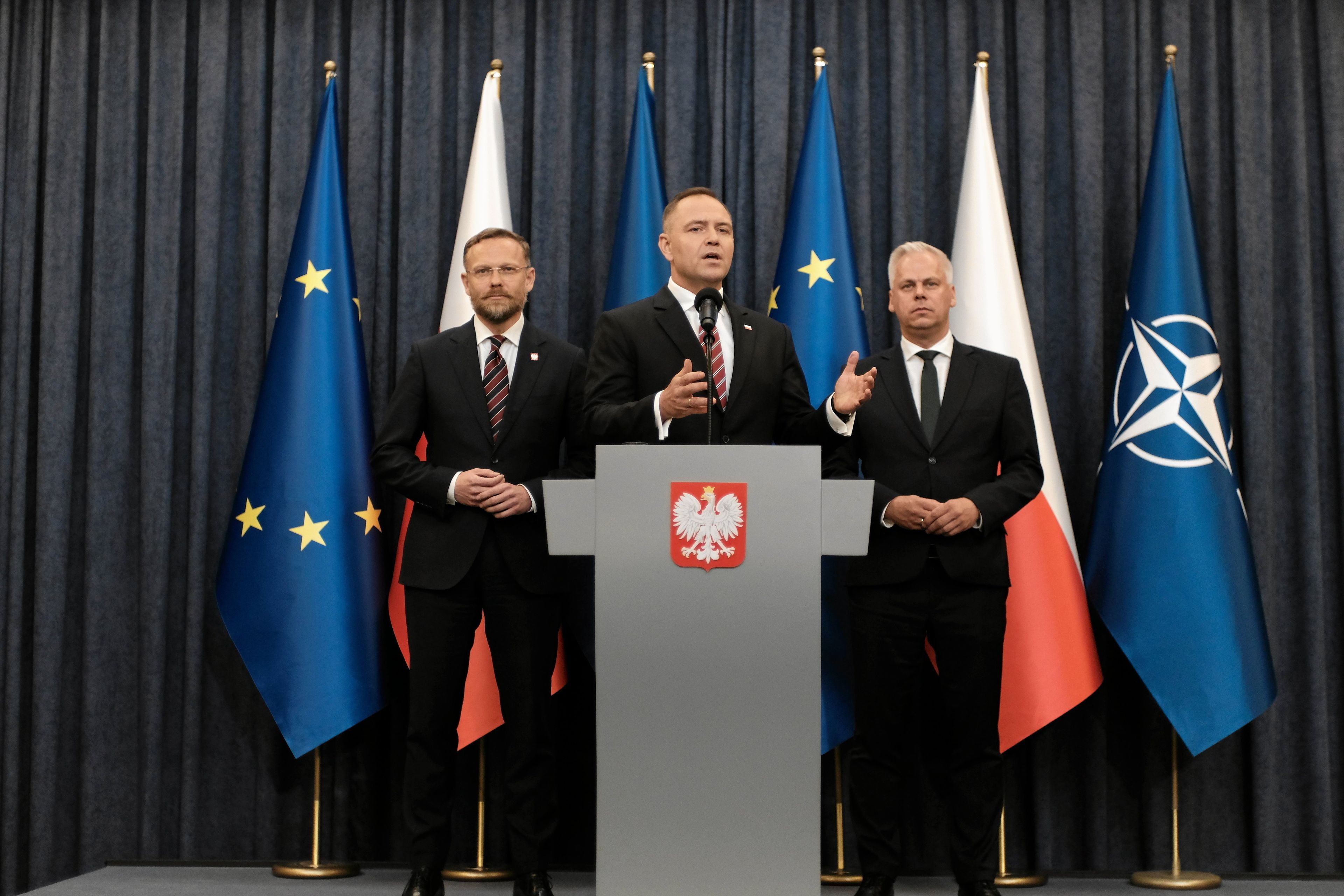 Prezydent RP Karol Nawrocki (c), szef Kancelarii Prezydenta RP Zbigniew Bogucki (l) i podsekretarz stanu w KPRP Karol Rabenda (p) podczas pierwszego oswiadczenia prezydenta dla mediow .
