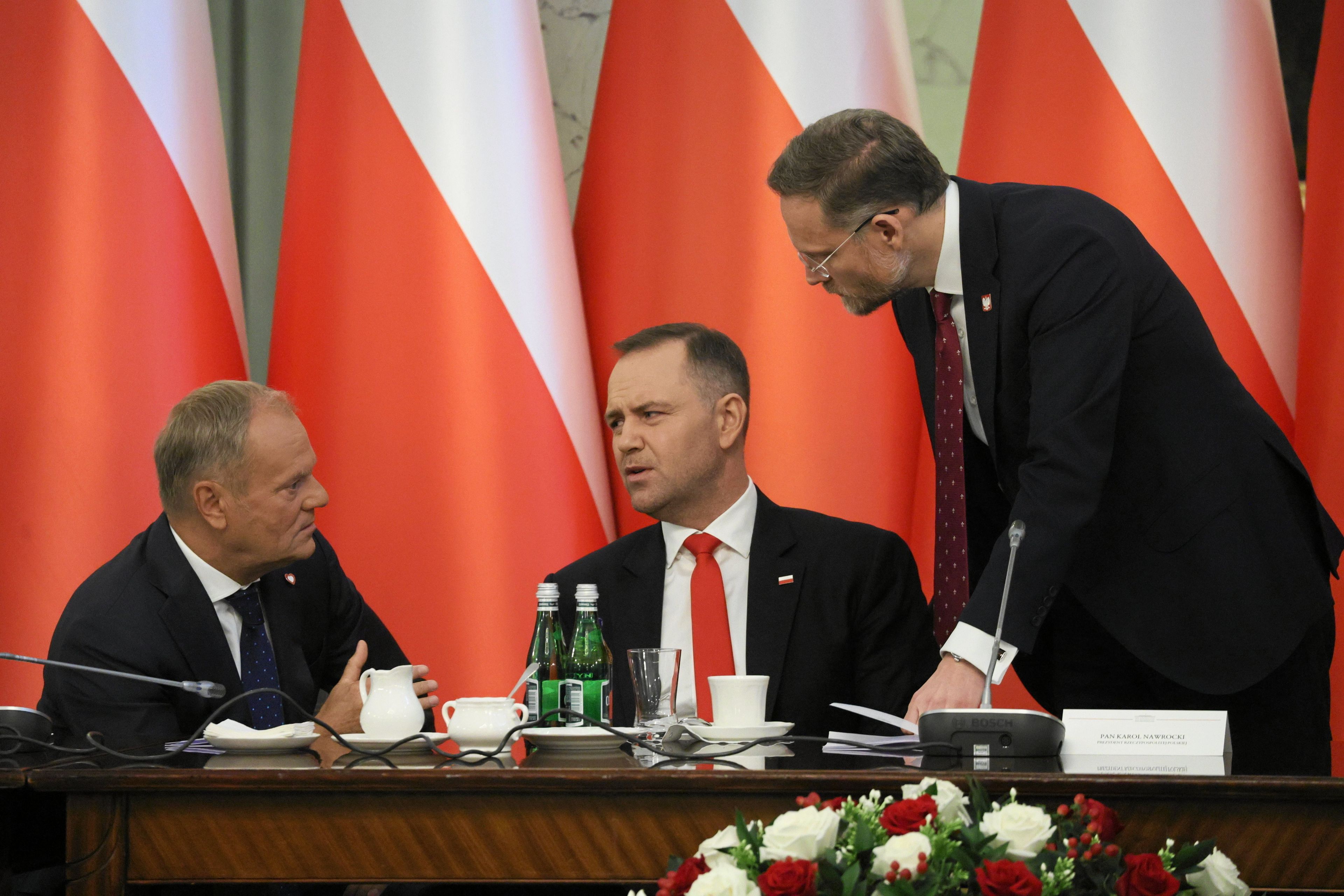 25.08.2025 Warszawa , Krakowskie Przedmiescie , Palac Prezydencki . Prezydent RP Karol Nawrocki (c), Premier Donald Tusk (l) i szef KPRP Zbigniew Bogucki (p) podczas posiedzenia Rady Gabinetowej , pierwszej po wyborach prezydenckich .
Fot. Slawomir Kaminski / Agencja Wyborcza.pl
