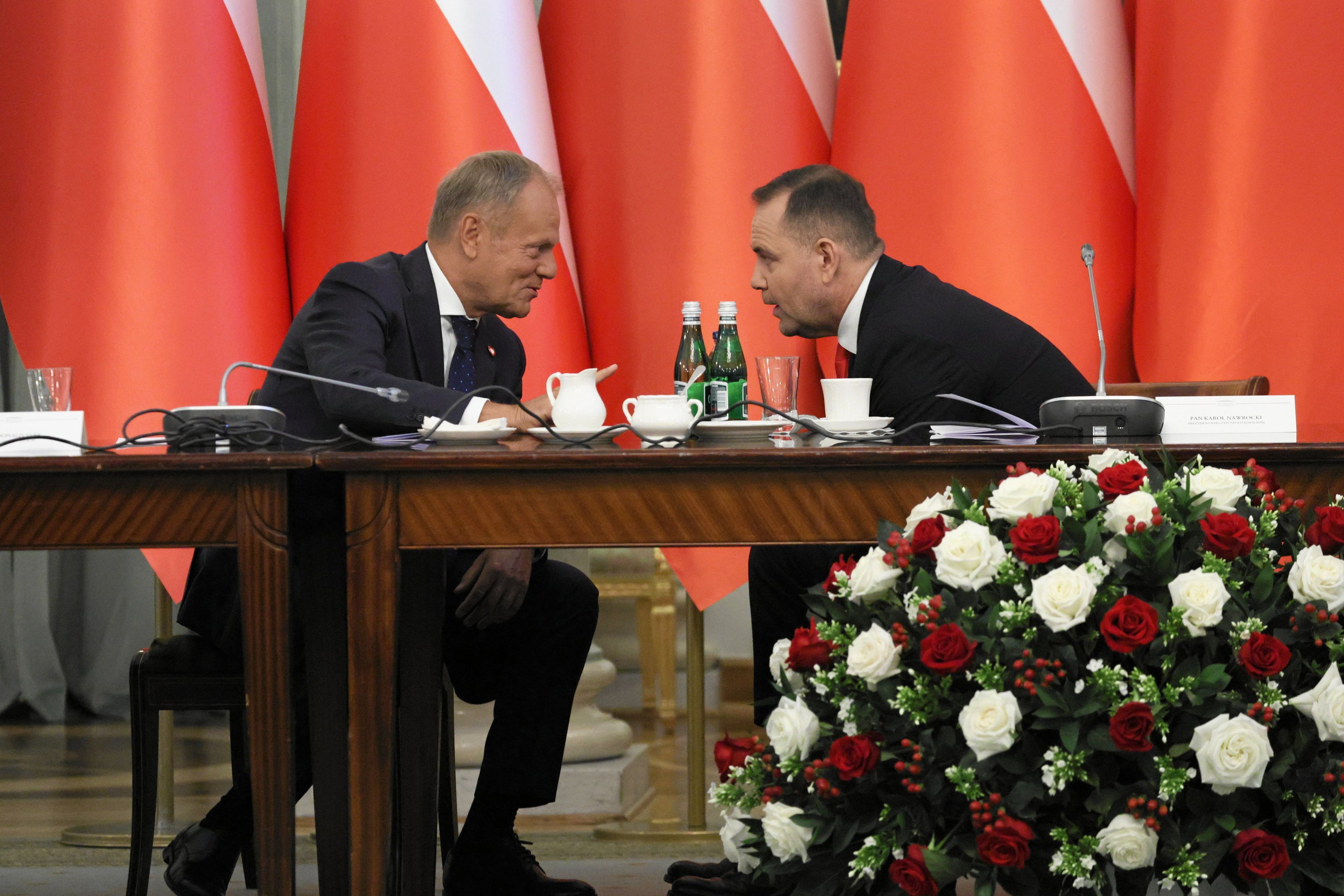 Donald Tusk i Karol Nawroki nachylają się do siebie