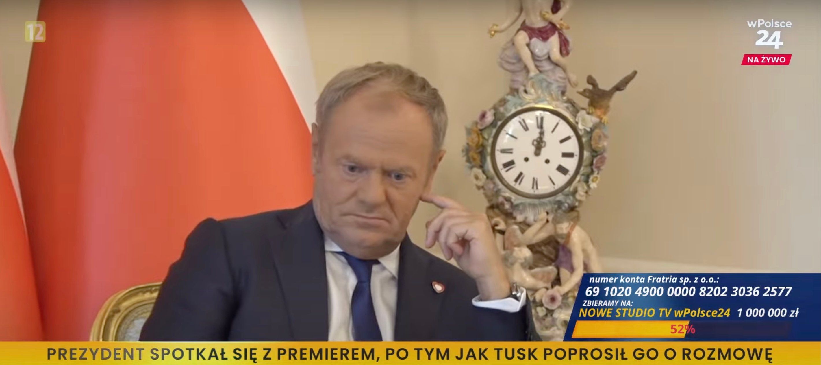 Donald Tusk czeka na spotkanie z Karolem Nawrockim. Po prawej zegar pokazuje godzinę 12. Źródło: wPolsce24
