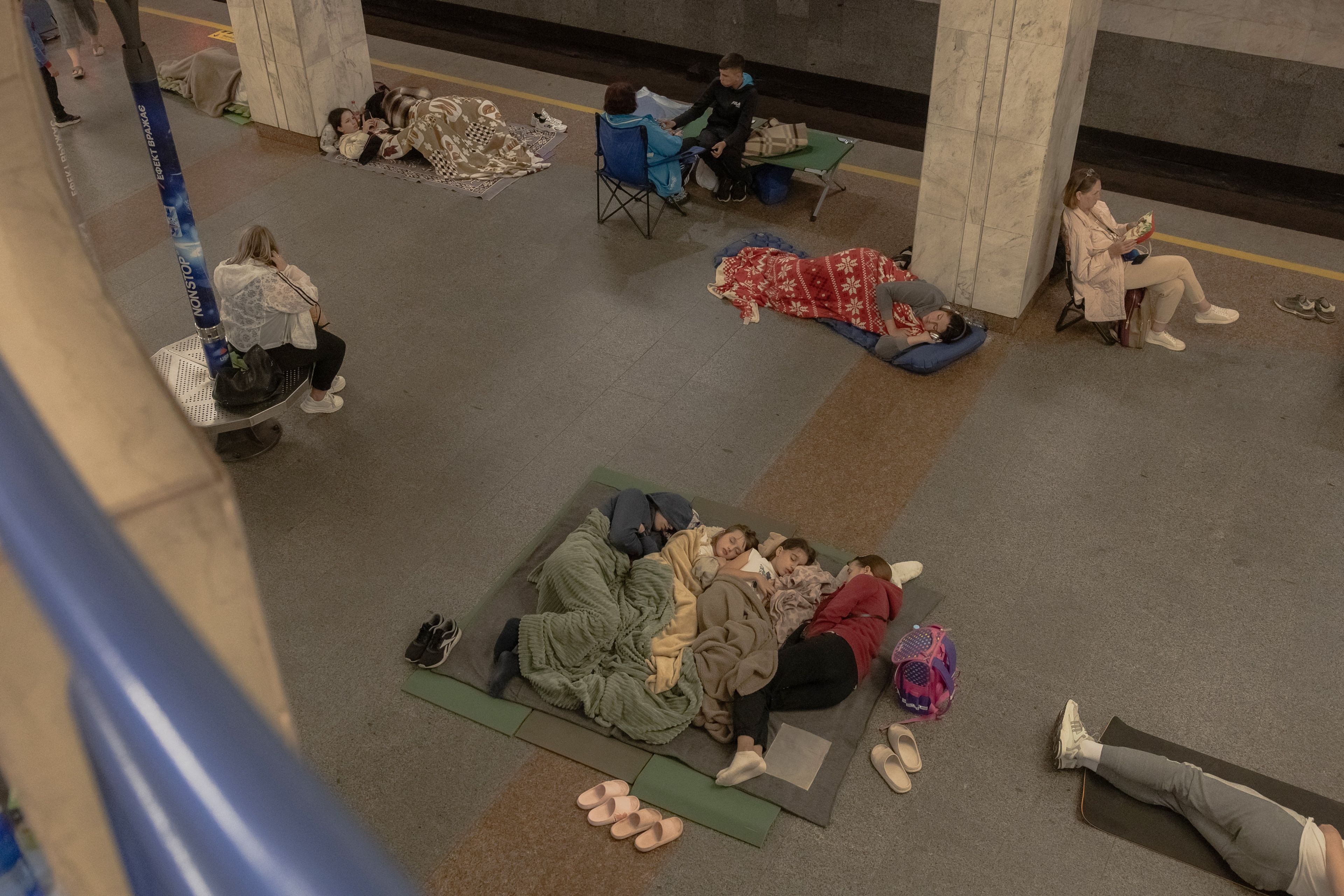 Na zdjęciu ludzie śpiący na materacach na stacji metra. 21 sierpnia 2025 roku, Kijów
