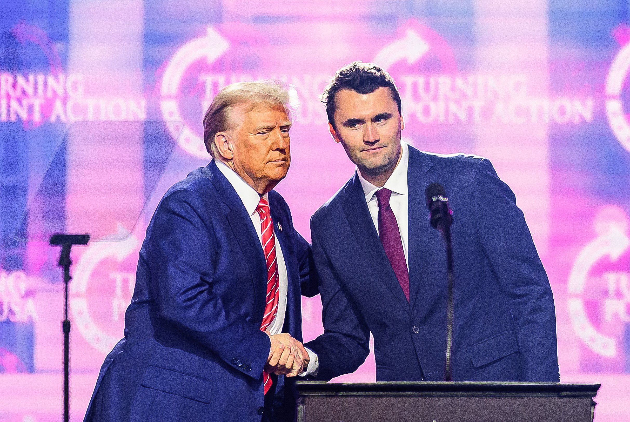 Donald Trump i Charlie Kirk na scenie