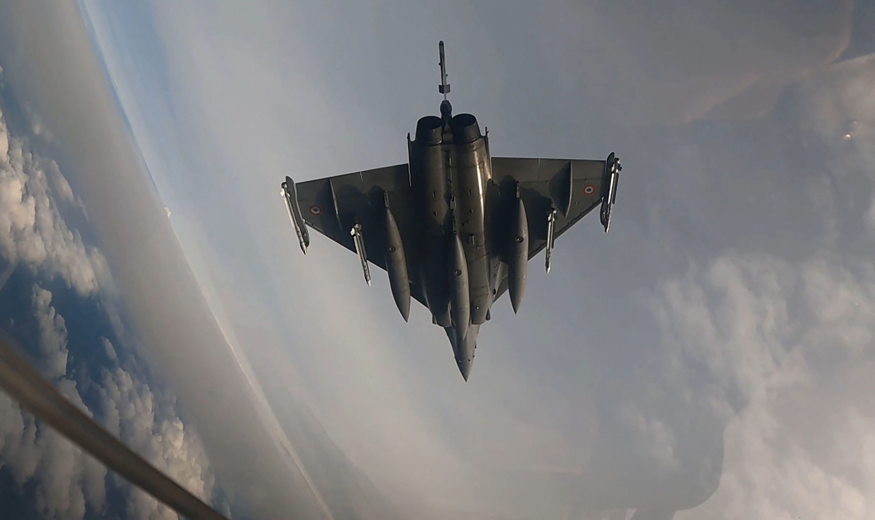 Sfotografowany z doły lecący mysliwiec o trójkątnym kształcie skrzydeł