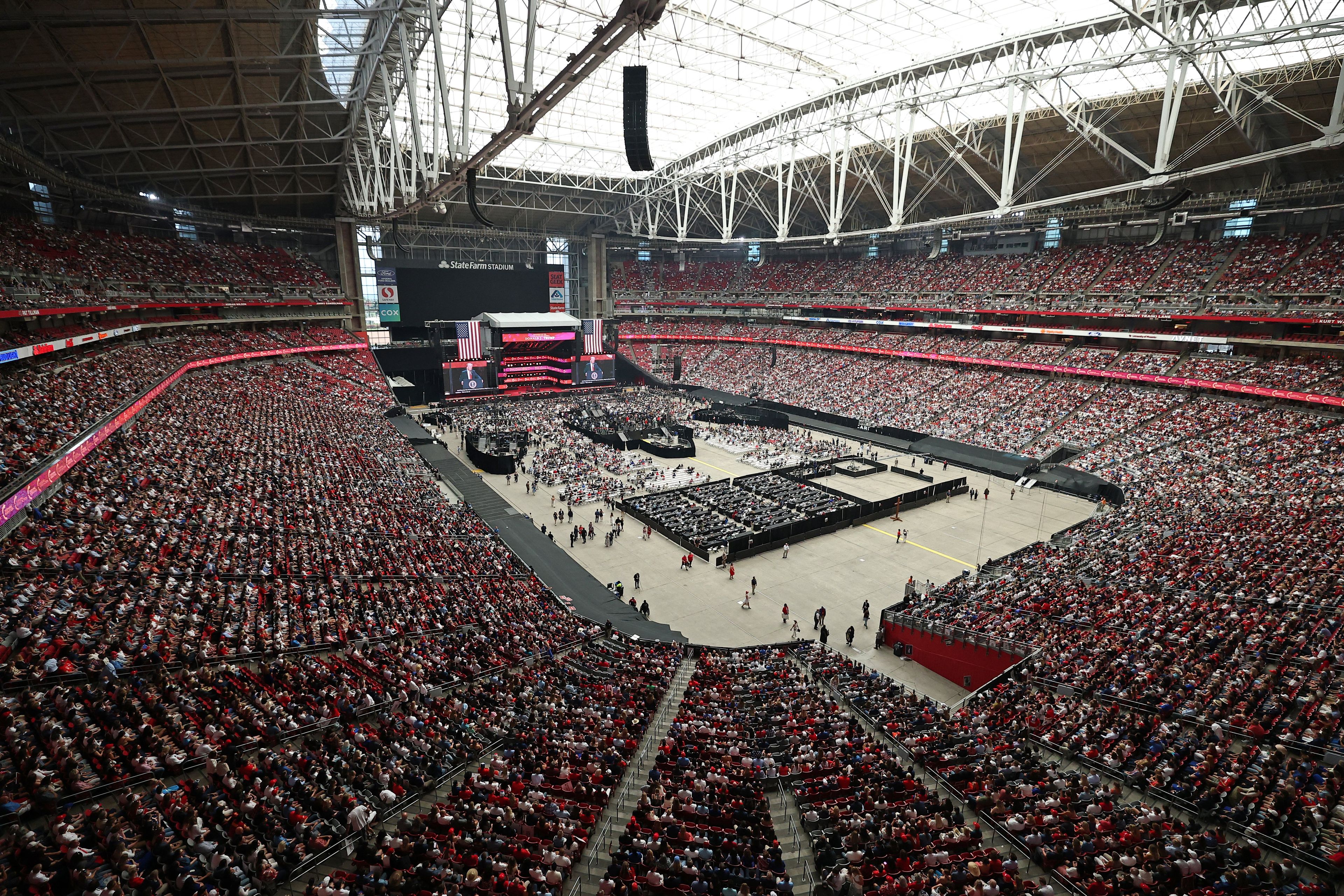 Stadion wypełniony tłumem ludzi. W głębi ustawiona scena