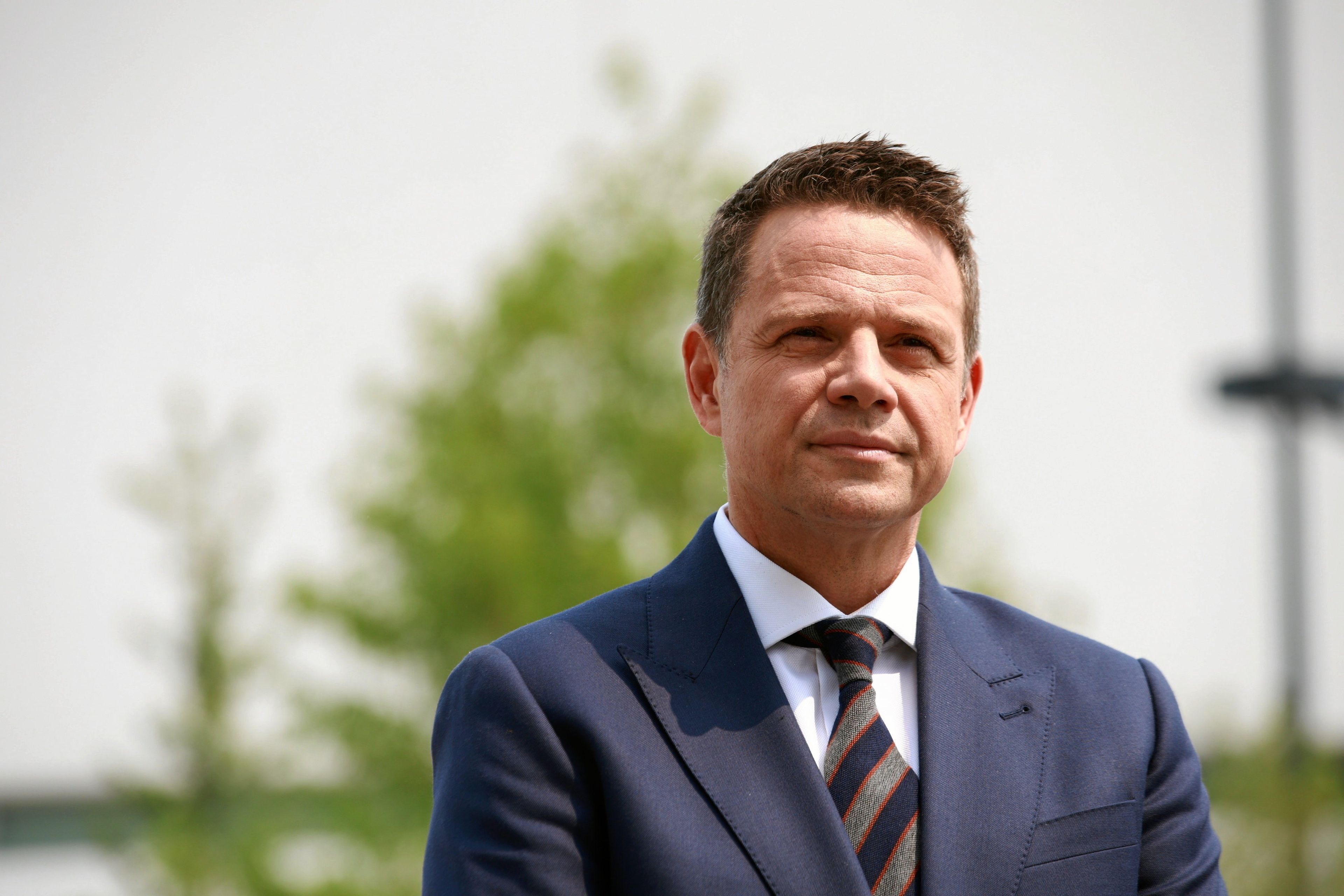 Rafał Trzaskowski sobie stoi, nikogo wokół, słoneczny dzień, ujęcie od klatki piersiowej w górę