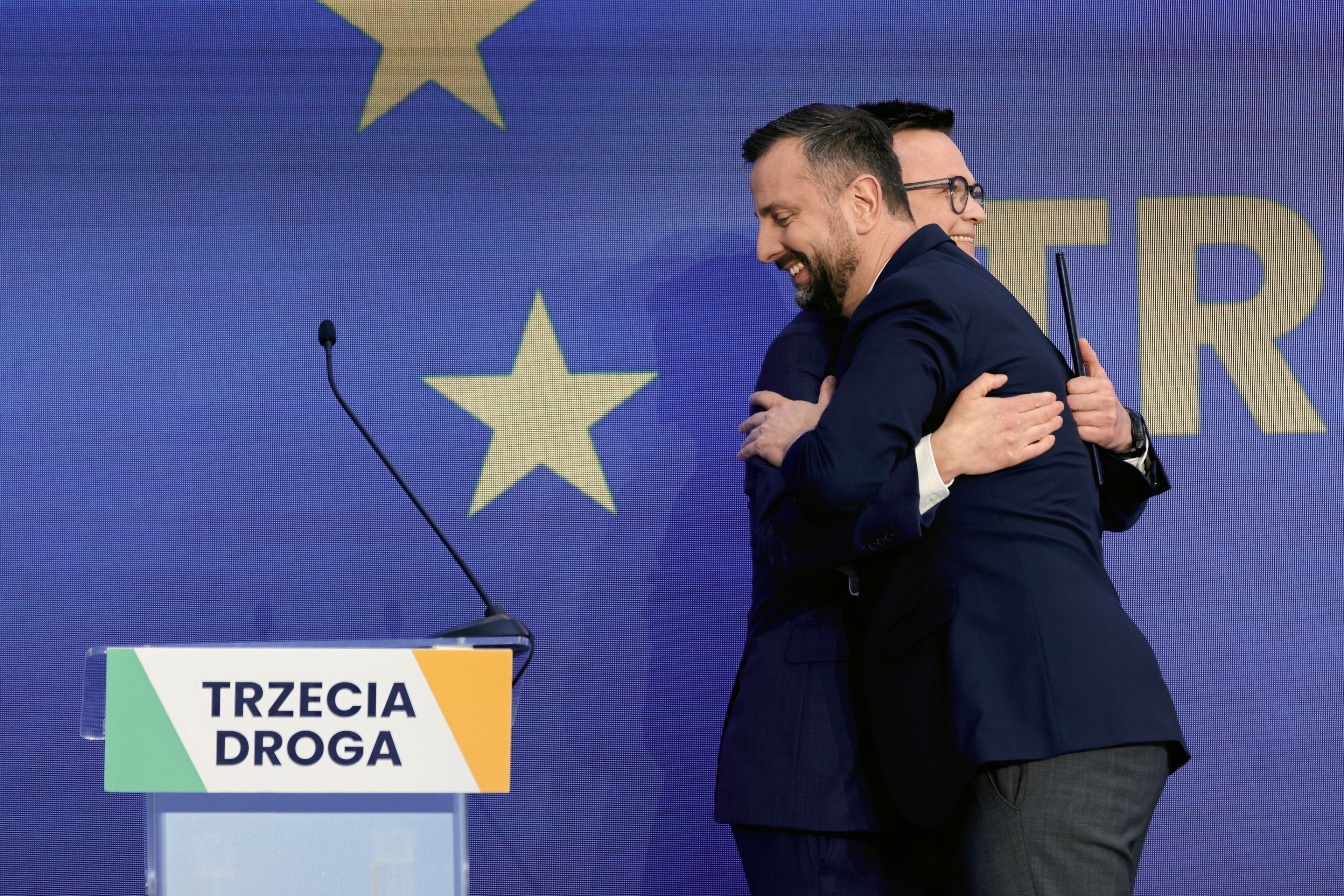 Dwaj obejmujący się mężczyźni