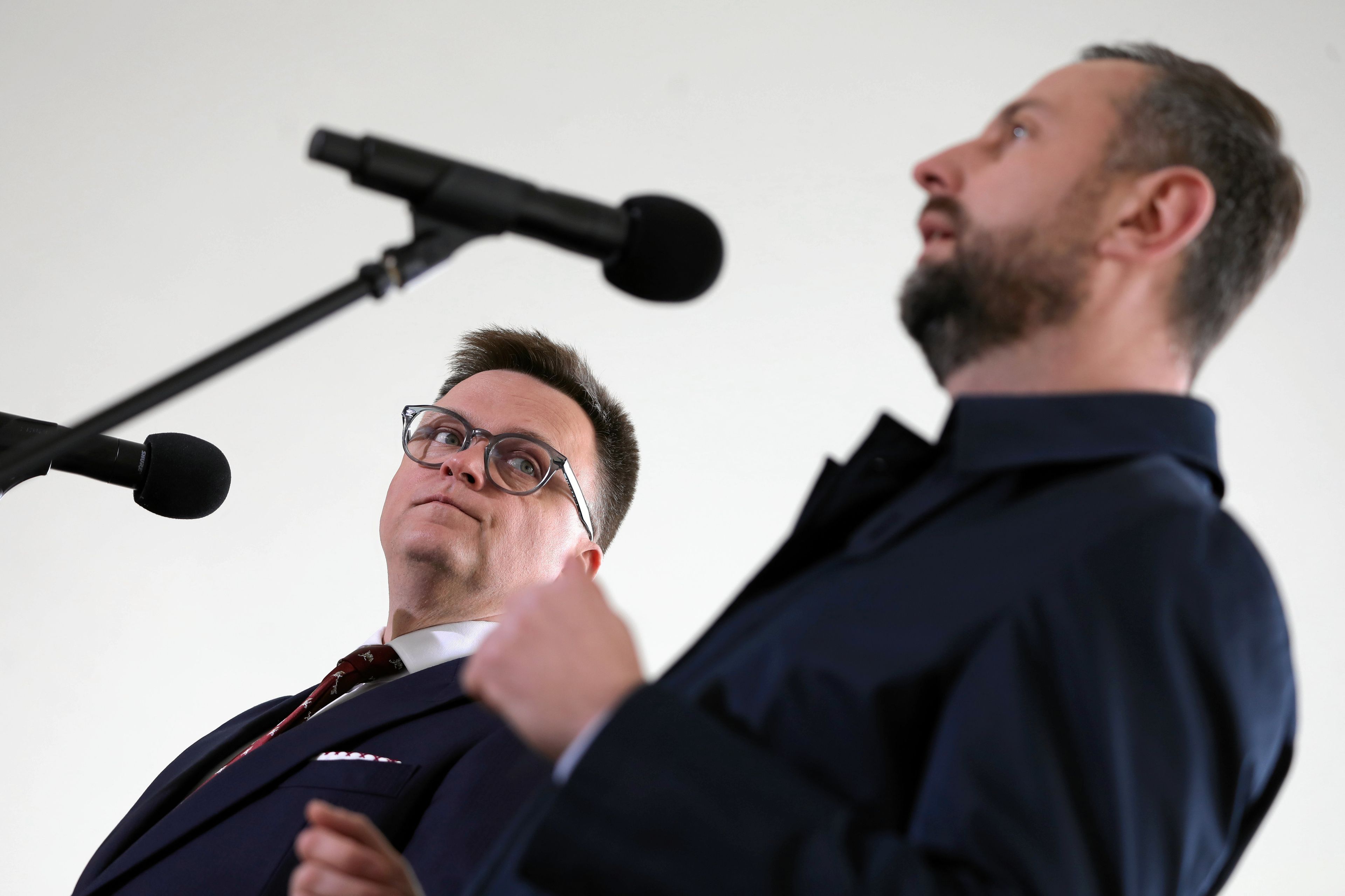 17.04.2024 Warszawa , ul Wiejska , Sejm . Podcienie Senatu . Liderzy Trzeciej Drogi :  marszalek Szymon Holownia - Polska 2050 (L) i wicepremier Wladyslaw Kosiiniak - Kamysz - PSL (P) podczas wspolnej konferencji prasowej .
Fot. Slawomir Kaminski / Agencja Wyborcza.pl