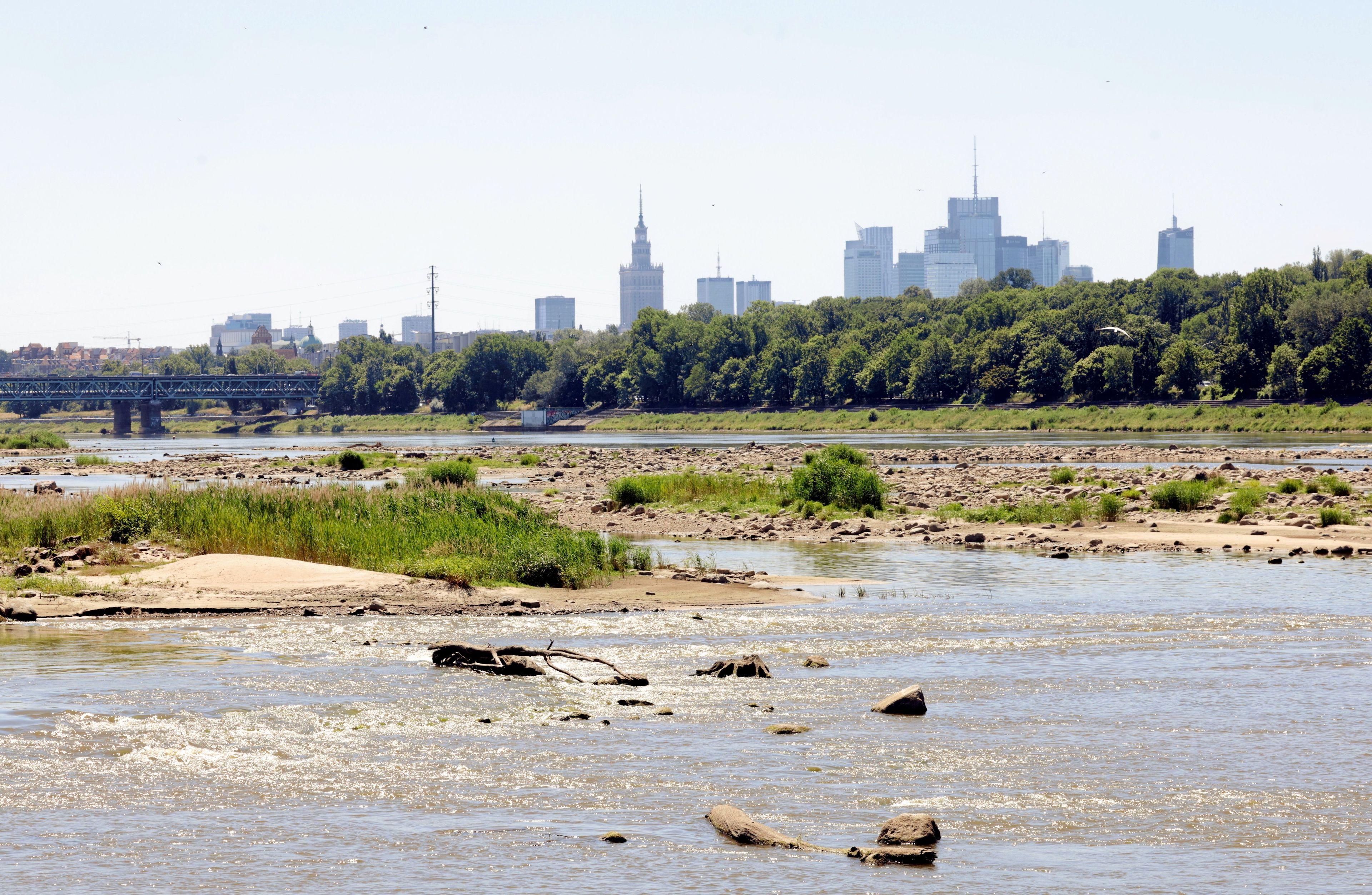 02.07.2025  Warszawa , ulica Goledzinow . Niski stan Wisly na wysokosci Zoliborza .
Fot . Kuba Atys / Agencja Wyborcza.pl