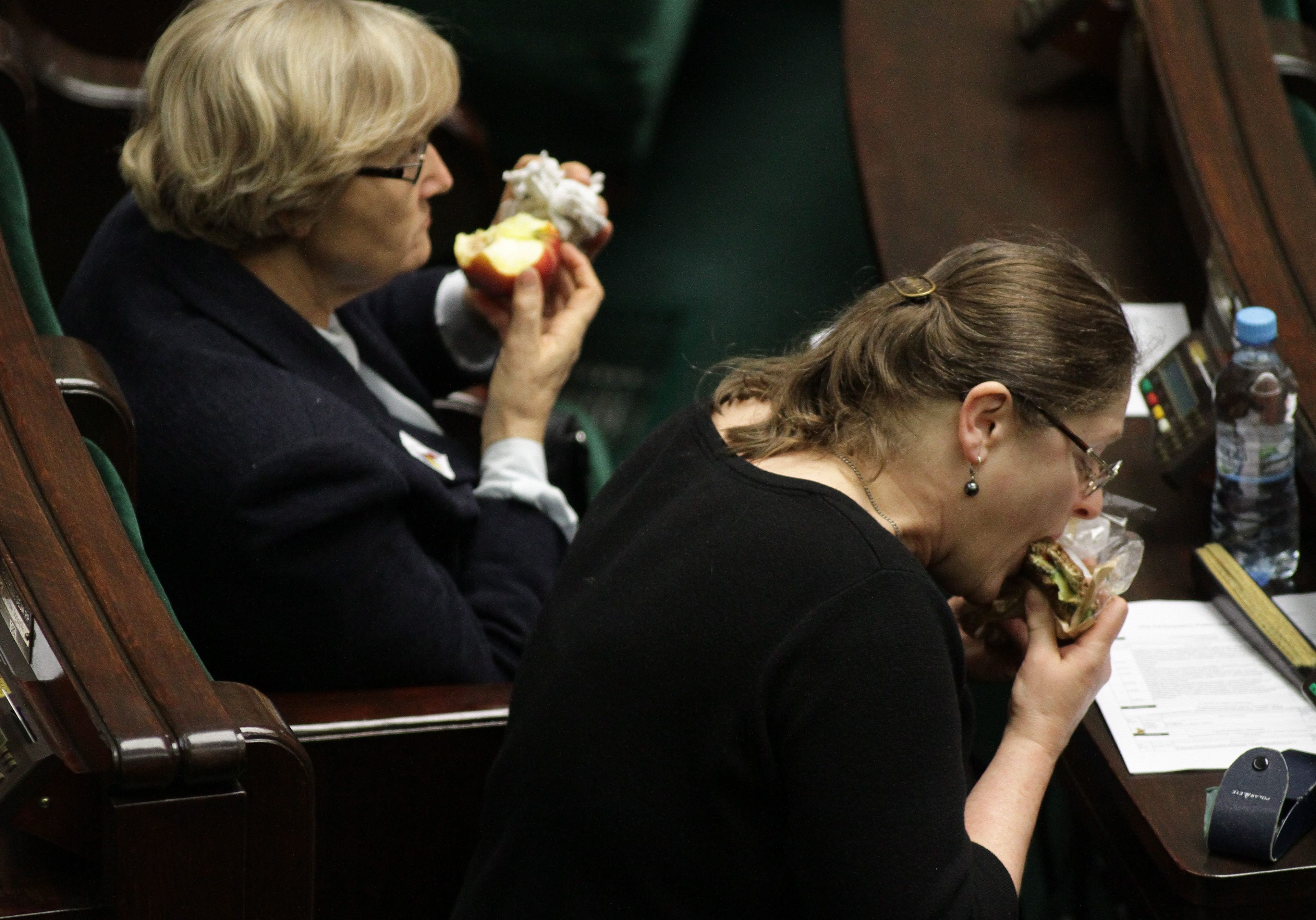 17.12.2014 Warszawa , Sejm . Poslanki PIS Jozefa Hrynkiewicz i Krzystyna Pawlowicz jedza na sali podczas glosowan .
Fot . Slawomir Kaminski / Agencja Wyborcza.pl