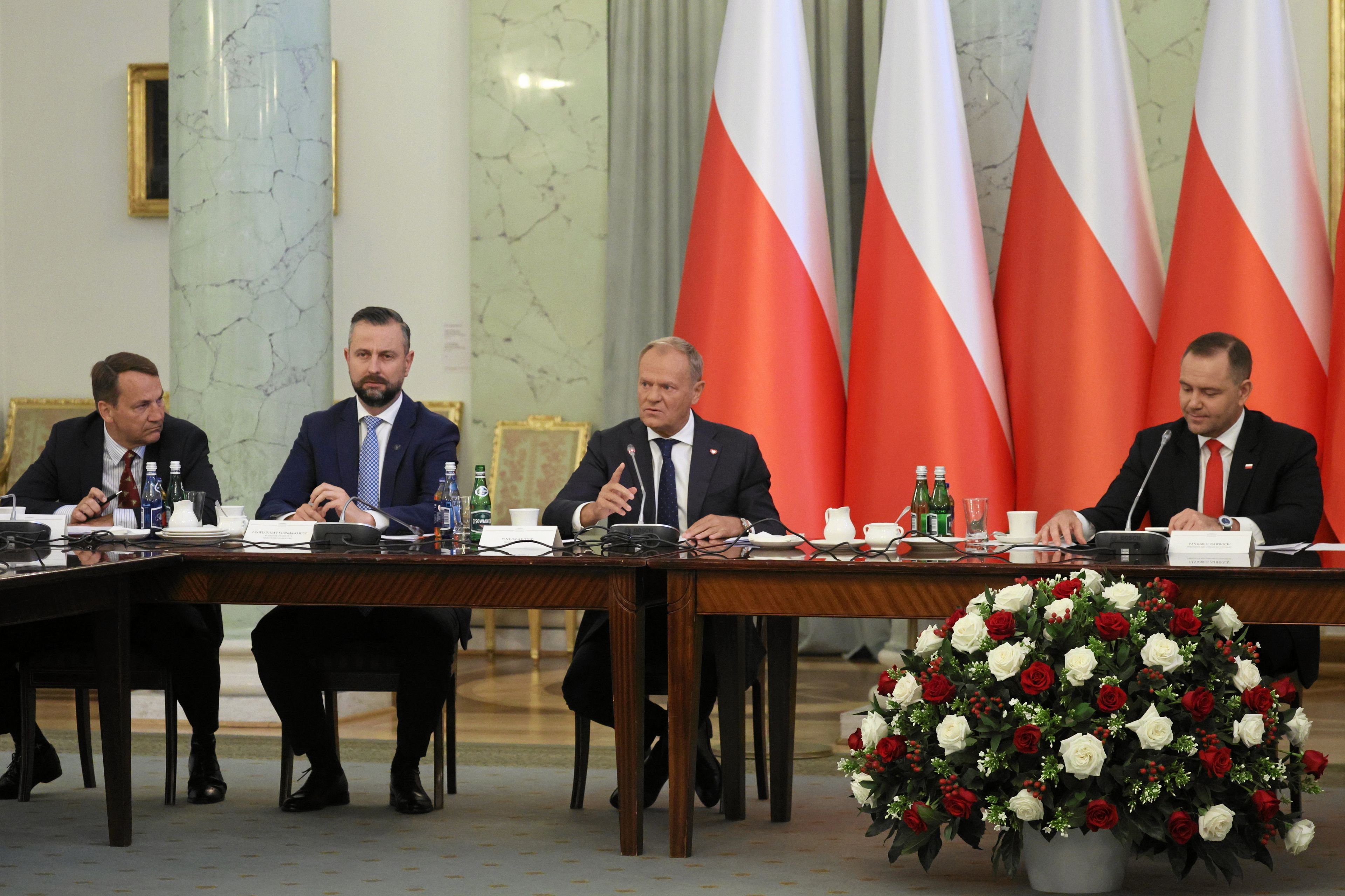 27.08.2025 Warszawa , Krakowskie Przedmiescie , Palac Prezydencki . Prezydent RP Karol Nawrocki (p), Premier Donald Tusk (2p), wicepremier , minister obrony narodowej Wladyslaw Kosiniak - Kamysz (2l) i wicepremier, minister spraw zagranicznych Radoslaw Sikorski (l) podczas posiedzenia Rady Gabinetowej , pierwszej po wyborach prezydenckich .