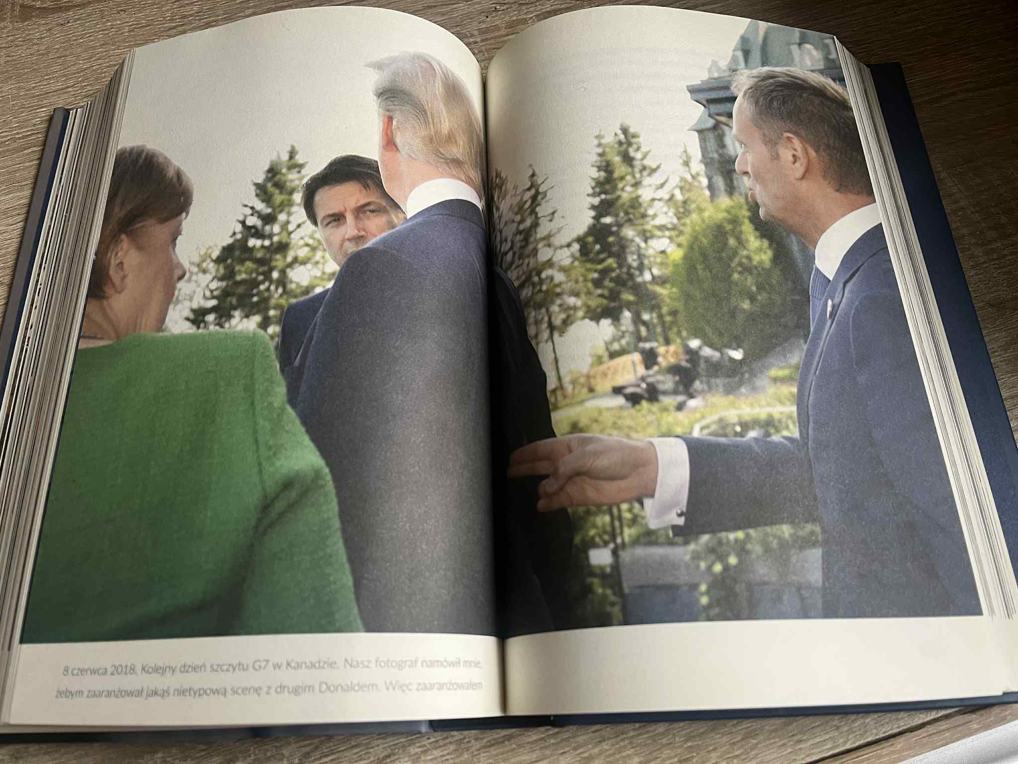 Książka „Szczerze” Donalda Tuska, na zdjęciu od lewej: Angela Merkel, Donald Trump, Donald Tusk