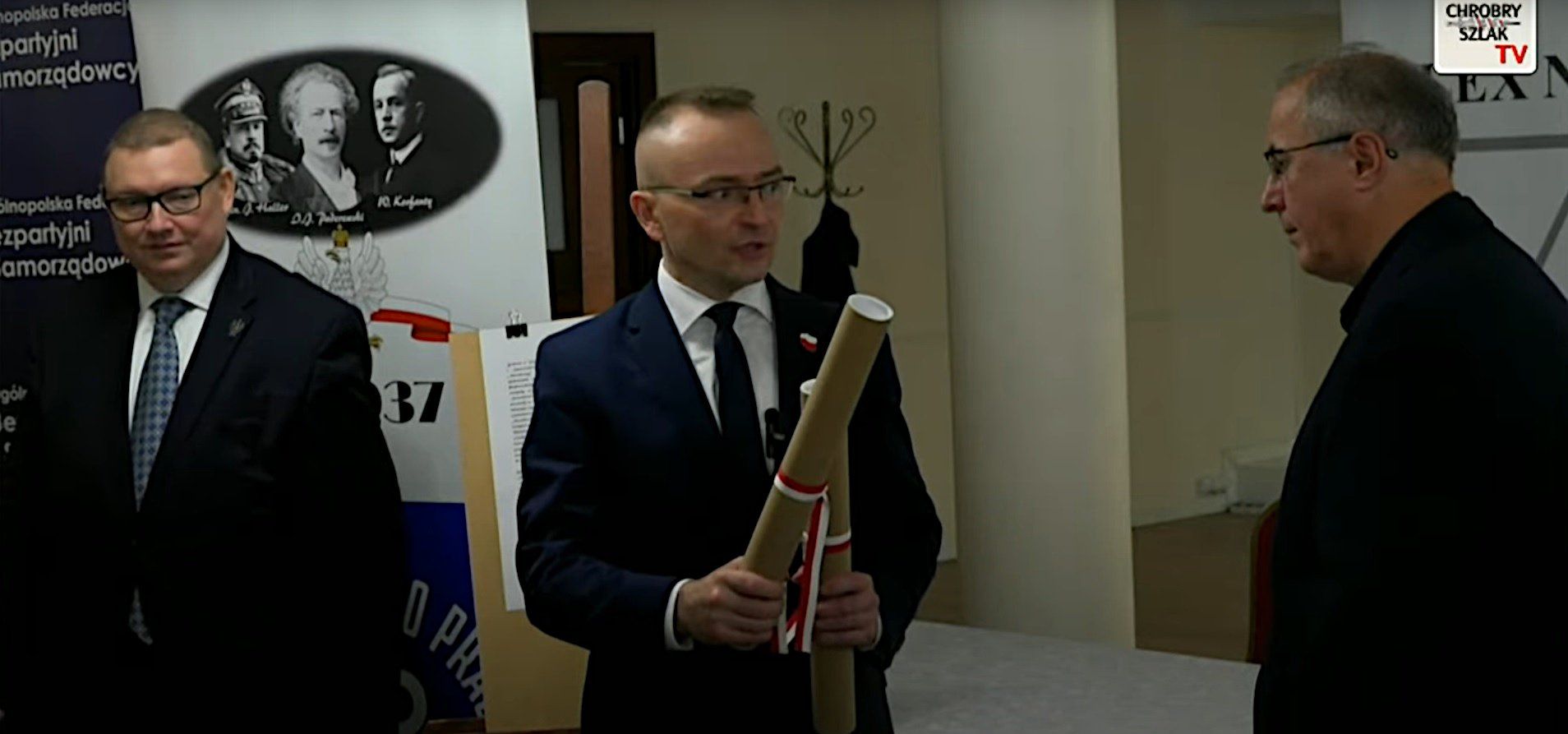 Trzej mężczyźni w garniturach.