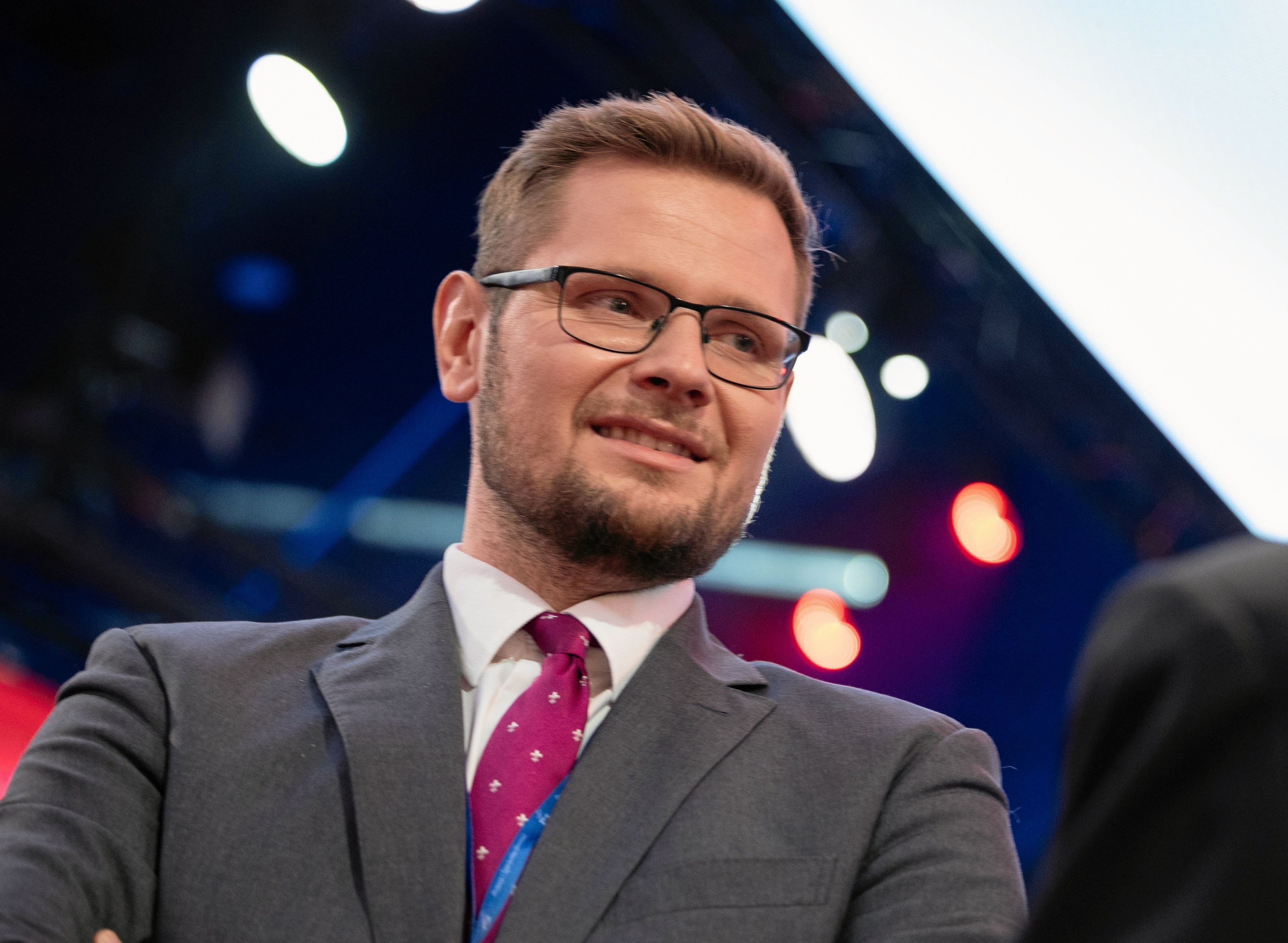 uśmiechnięty Michał Woś