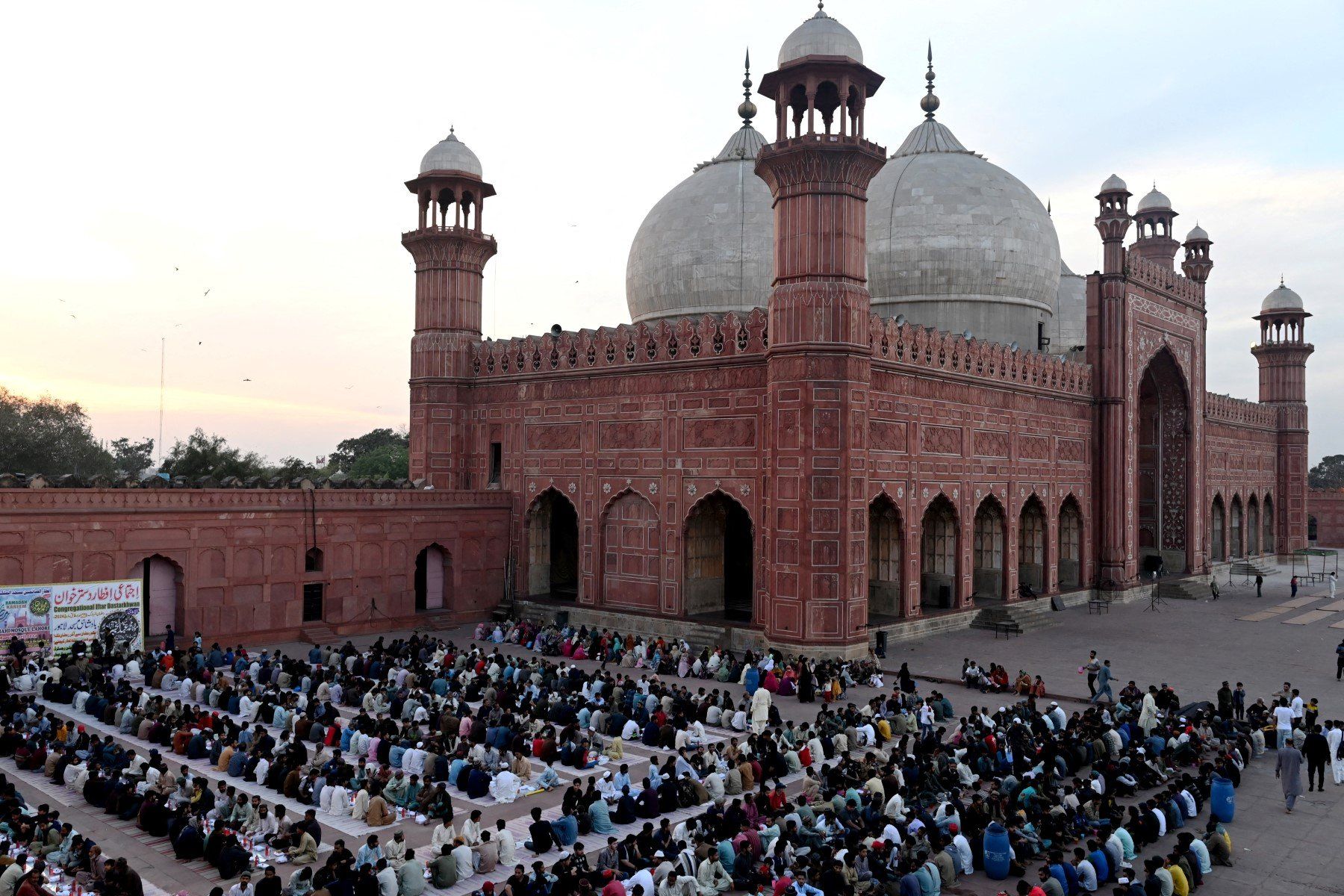 Meczet cesarski w Lahore w Pakistanie podczas ceremonii religijnej