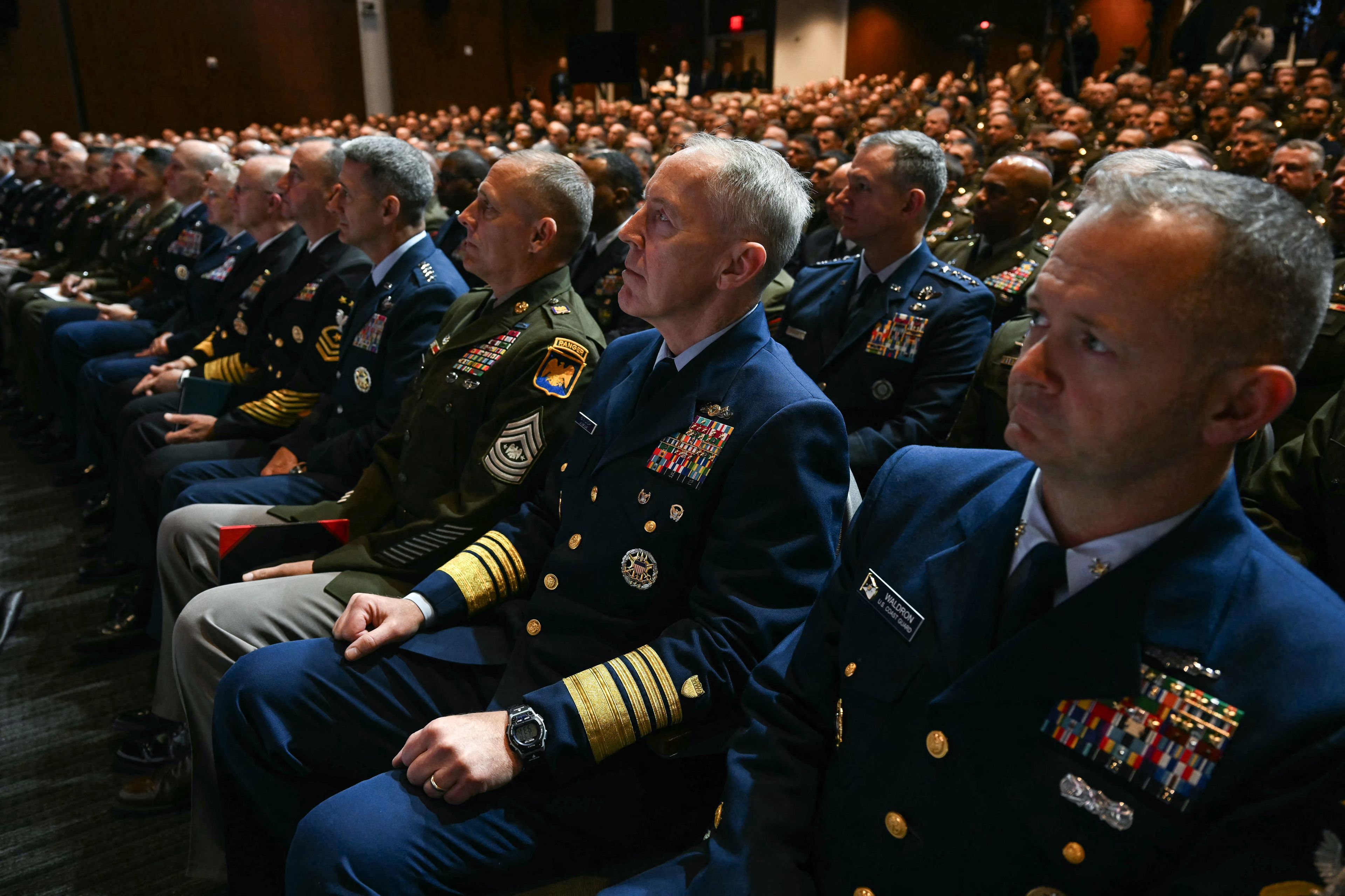 Amerykańscy generałowi wypełniają całą salę. Słuchają z poważnym wyrazem twarzy tego, co mówi Trump i Hegseth