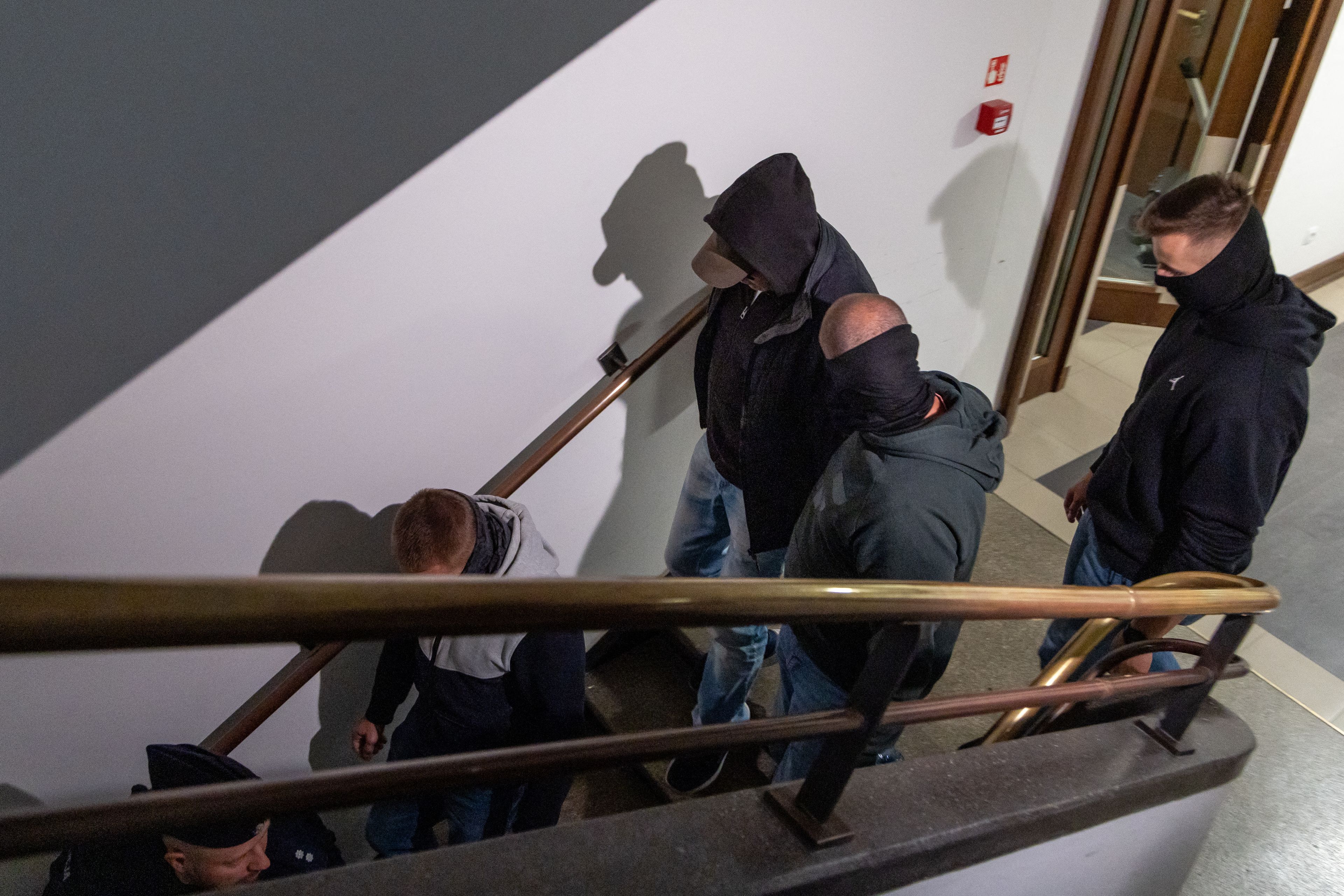 Policjanci eskortują Ukraińca Wołodymyra Z.