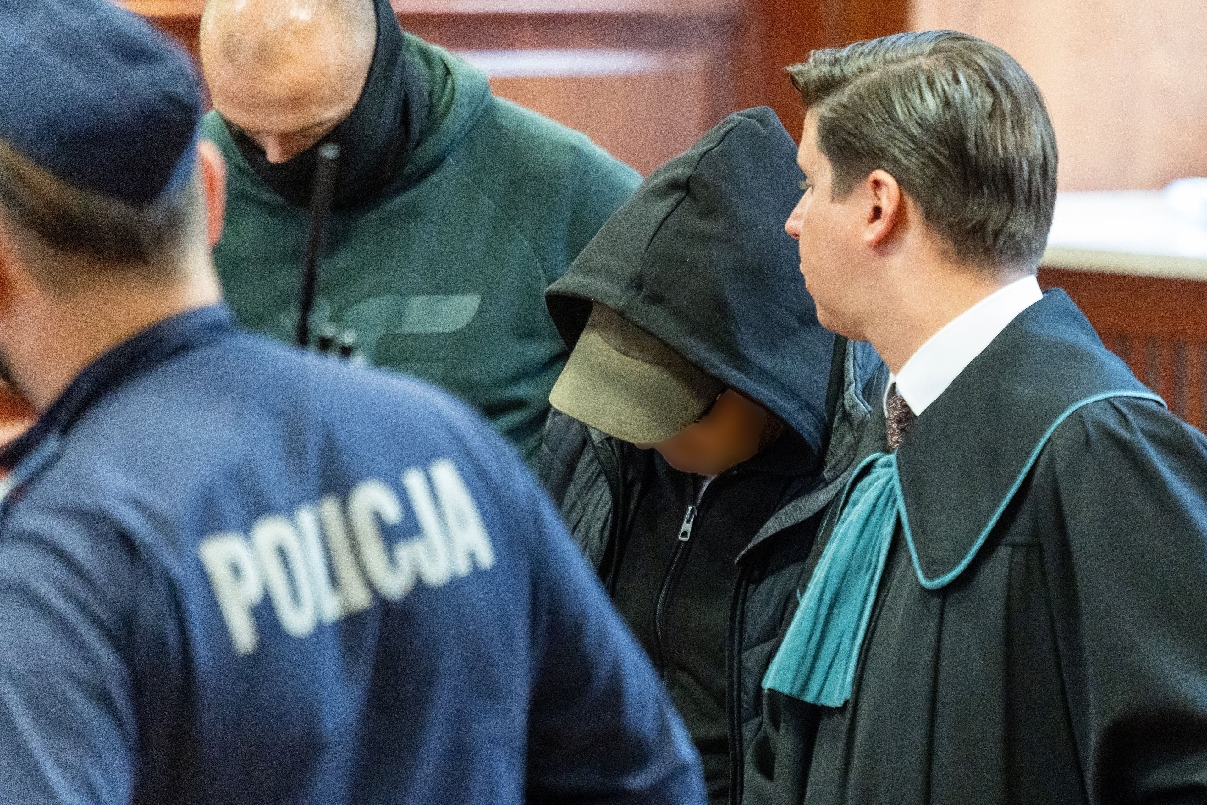 Ukrainiec Wołodymyr Z (2. z prawej) opuszcza salę sądową Sądu Okręgowego w Warszawie obok swojego prawnika