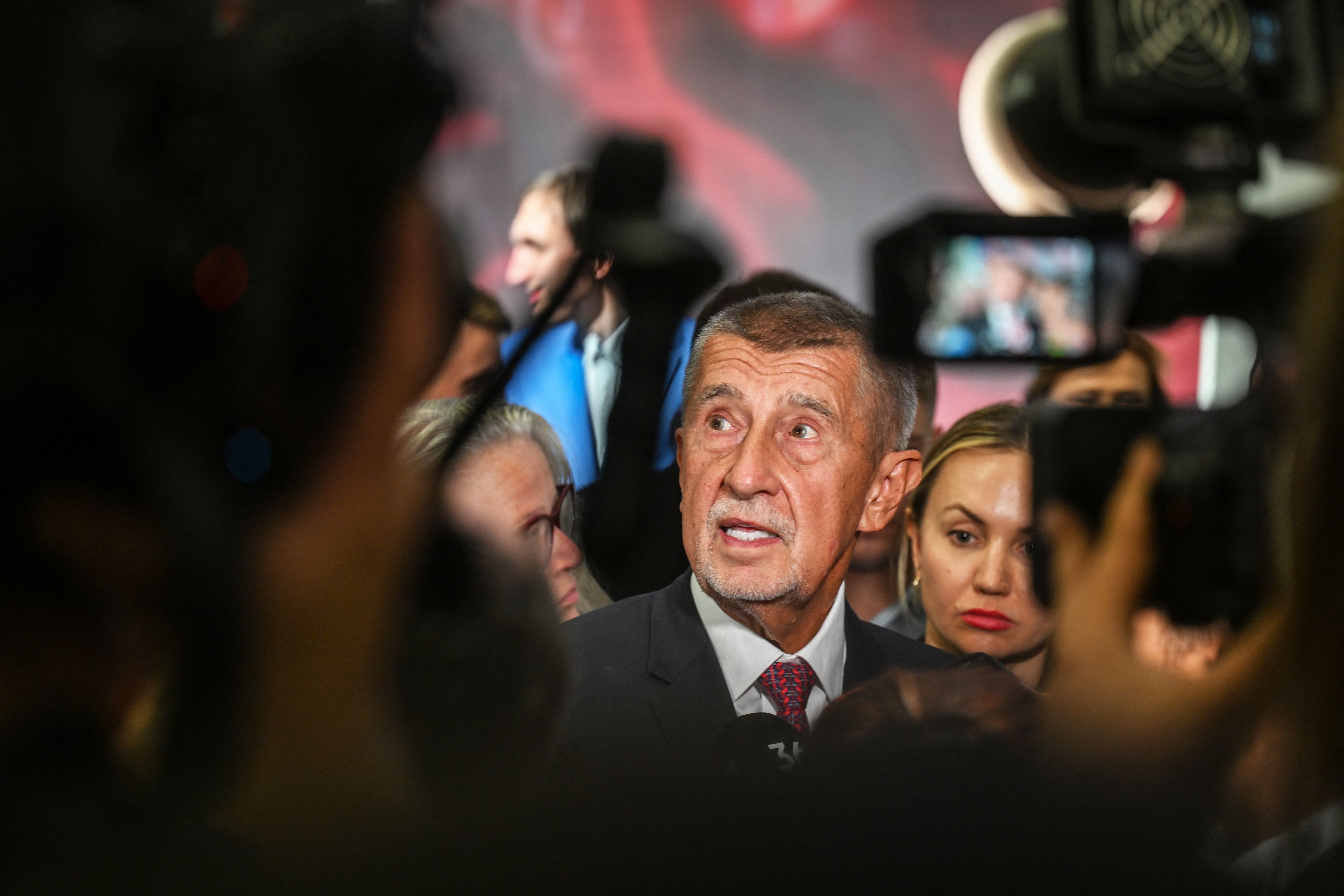 Andrej Babis, lider ruchu ANO, odpowiada na pytania mediów podczas konferencji prasowej w siedzibie ANO w Pradze 4 października 2025 r. po wyborach parlamentarnych.