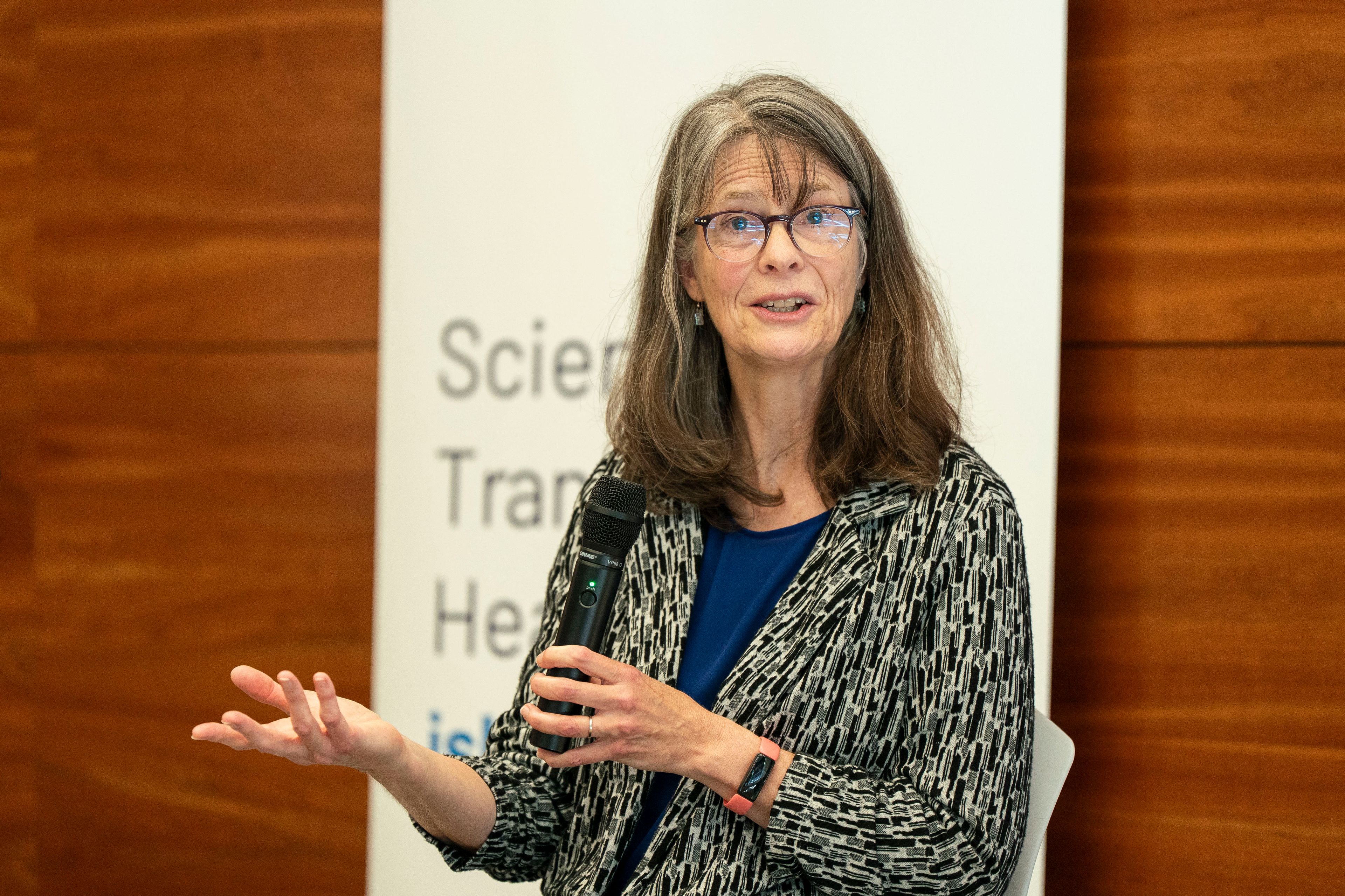 Kobieta z długimi włosami, w okularach