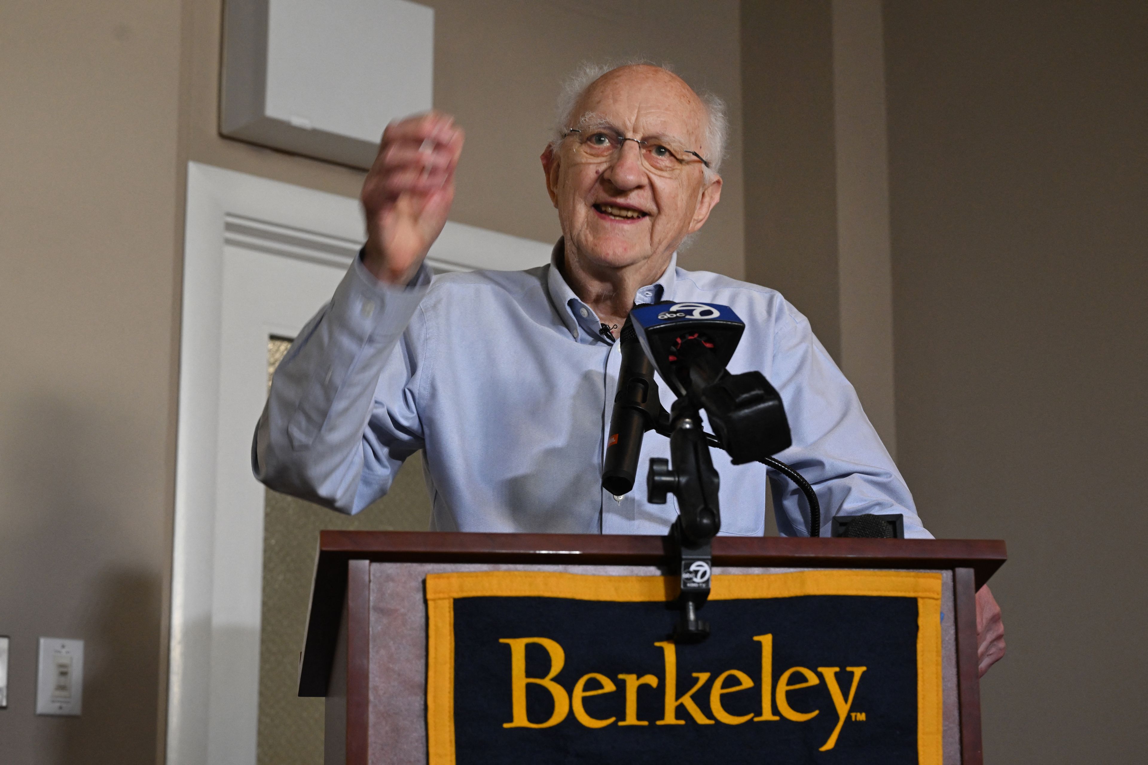 John Clarke, an emeritus professor of physics at the University of California, Berkeley, speaks on October 7, 2025, at a press conference on the campus celebrating his 2025 Nobel Prize in Physics. Briton John Clarke, Frenchman Michel Devoret and American John Martinis won the Nobel Prize in Physics on October 7, 2025 for putting quantum mechanics into action and enabling the development of all kinds of digital technology from cellphones to a new generation. (Photo by Karl Mondon / AFP)