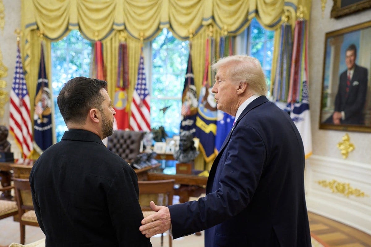trump rozmawia z zełenskim, stoją tyłem do obiektywu