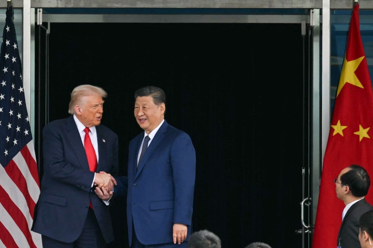 Donald Trump i Xi Jinping w uścisku dłoni