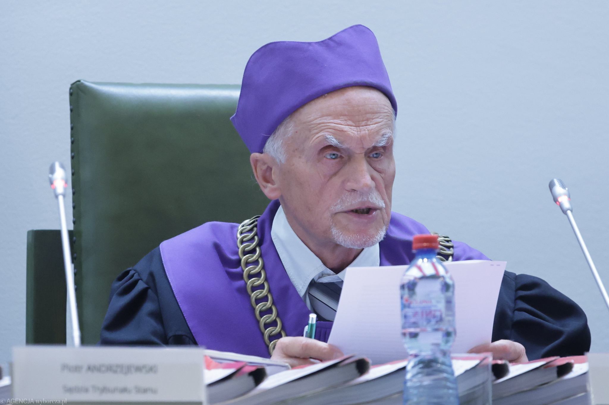 Stary mężczyzna w todze i fioletowym birecie sędziego Sądu Najwyższgo