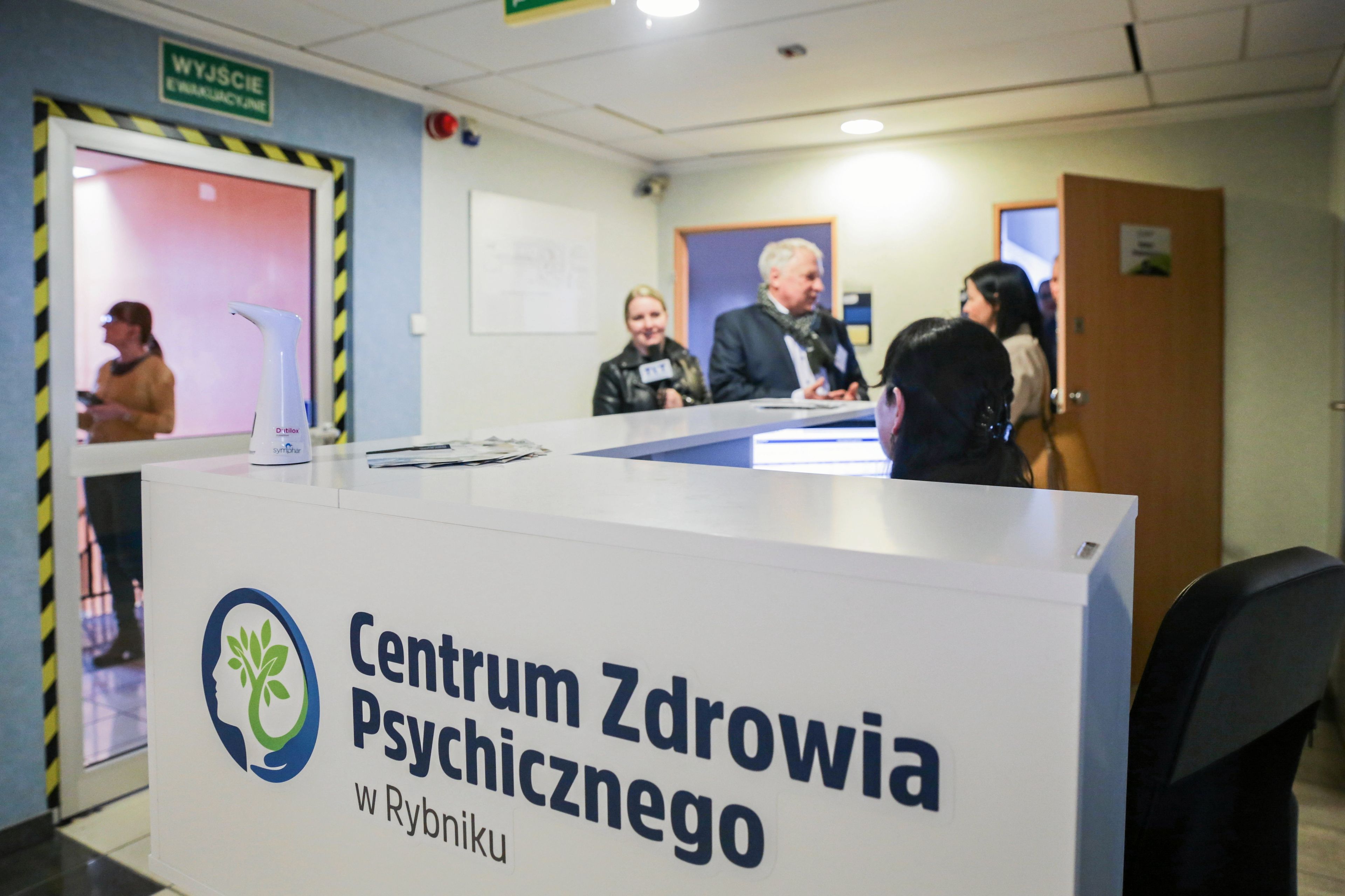 Ludzie w korytarzu, napis "Centrum Zdrowia Psychicznego w Rybniku