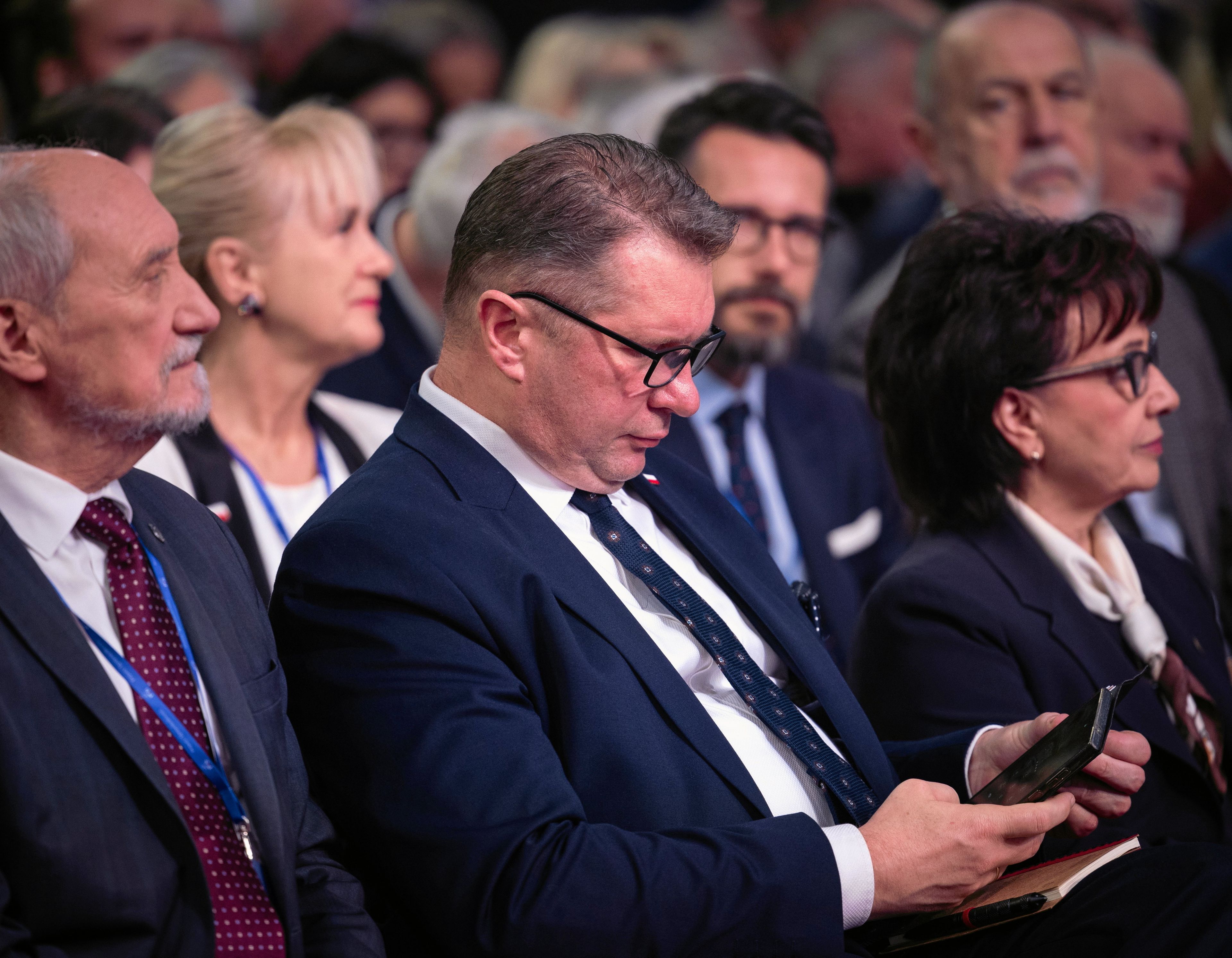 Przemysław Czarnek na konwencji PiS siedzi między Antonim MAcierewiczem a Elżbierą Witek
