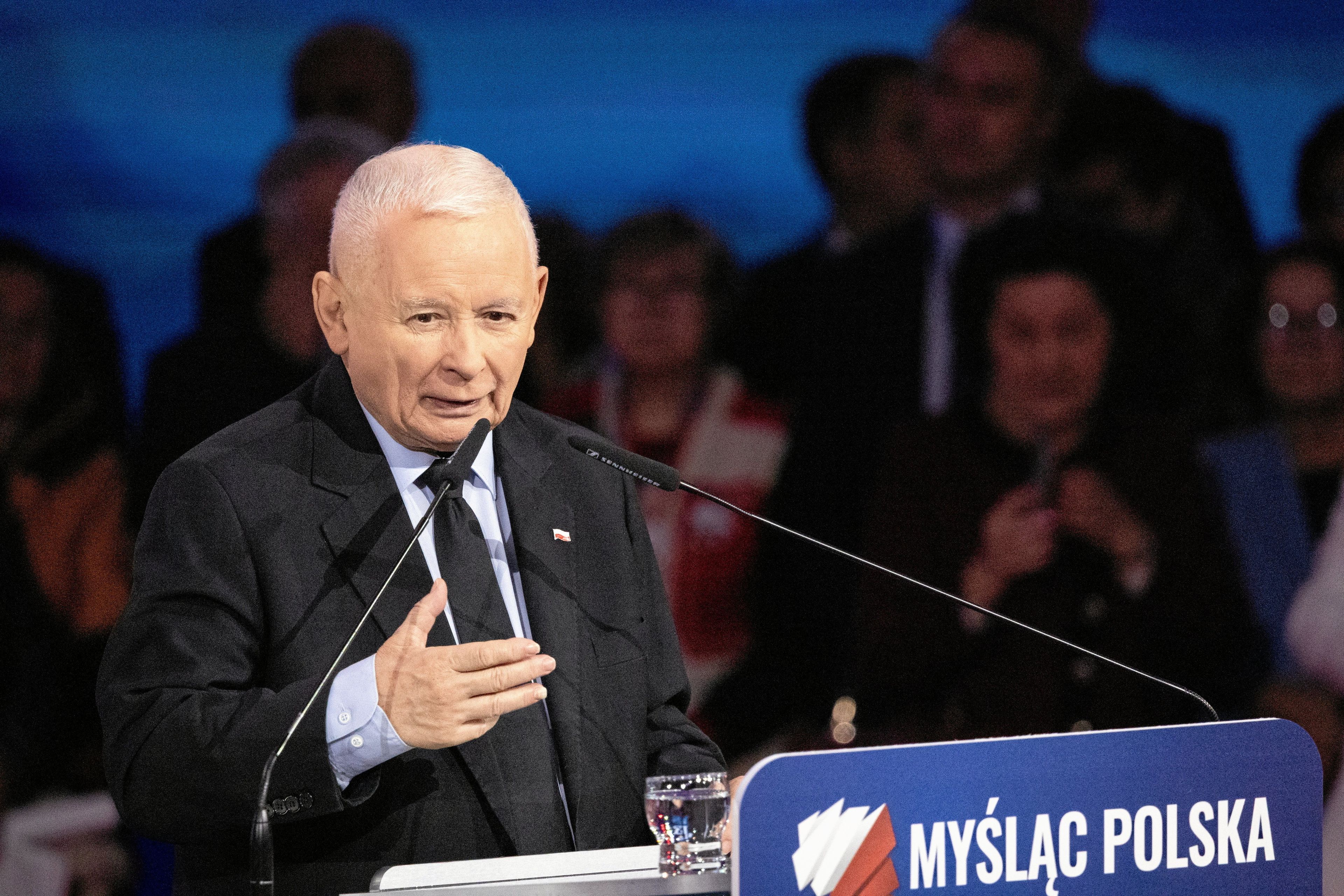 Jarosław kaczyński przemawia z mównicy z napisem "Mtśląc Polska"